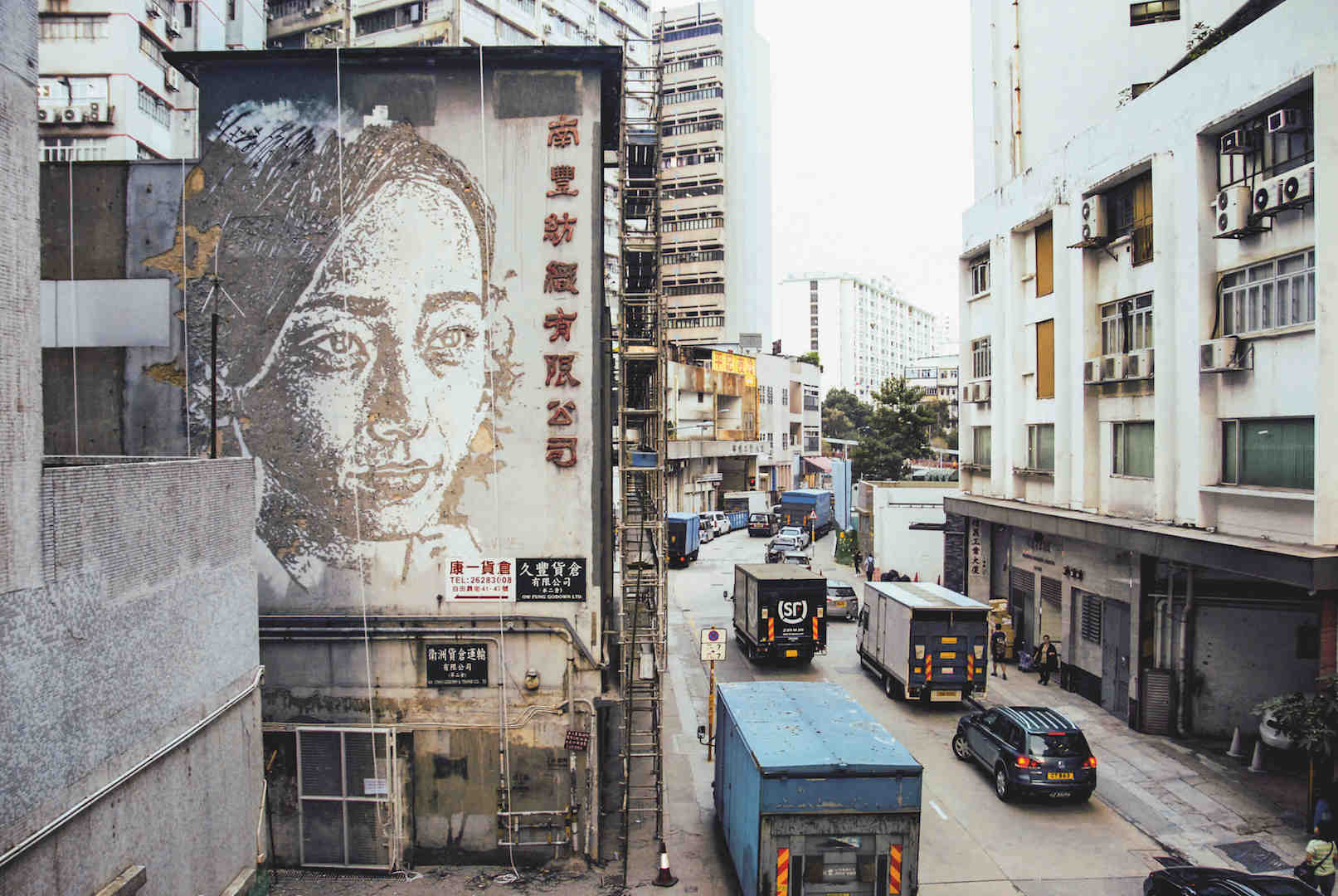 Ein, in den Putz gekratztes, Porträt einer Frau an einer Gebäudefassade in Hong Kong des Street-Art Künstlers Vhils. Ein, in den Putz gekratztes, Porträt einer Frau an einer Gebäudefassade in Hong Kong des Street-Art Künstlers Vhils.