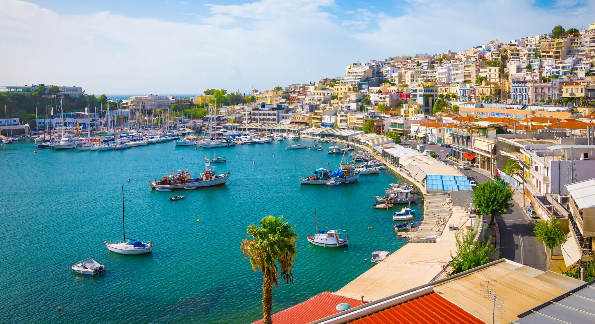 Ein malerischer, ehemaligen Fischerhafen, der zu einem lebendigen Hotspot mit Tavernen, Bars und Yachten umgestaltet wurde.