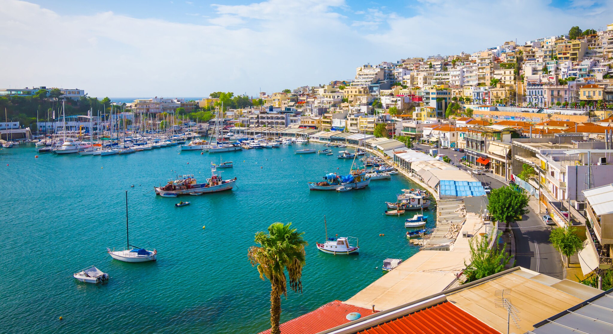 Ein malerischer, ehemaligen Fischerhafen, der zu einem lebendigen Hotspot mit Tavernen, Bars und Yachten umgestaltet wurde. Ein malerischer, ehemaligen Fischerhafen, der zu einem lebendigen Hotspot mit Tavernen, Bars und Yachten umgestaltet wurde.