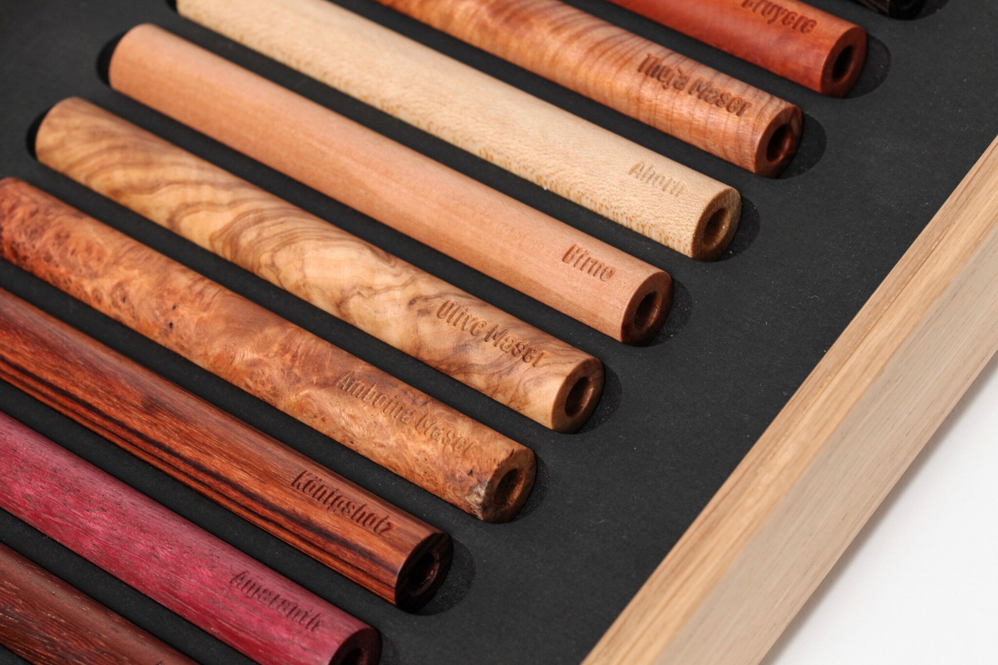 Ein Sortiment an verschiedenartigen Holzhülsen von Füllfederhaltern