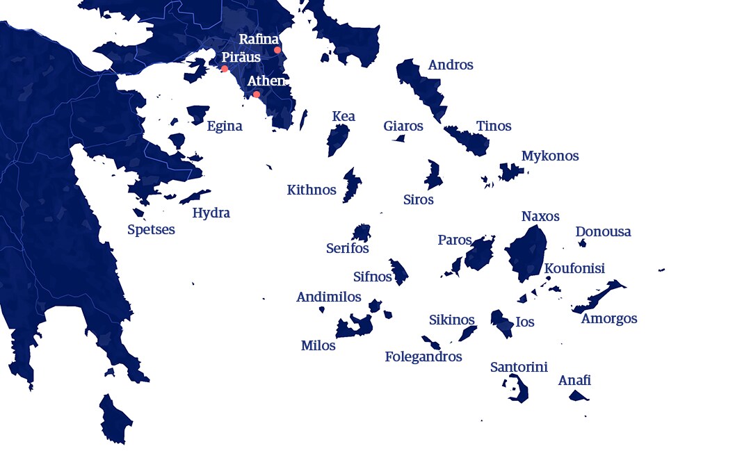 Karte der Kykladen mit markierten Inseln und Fährhäfen rund um Athen.