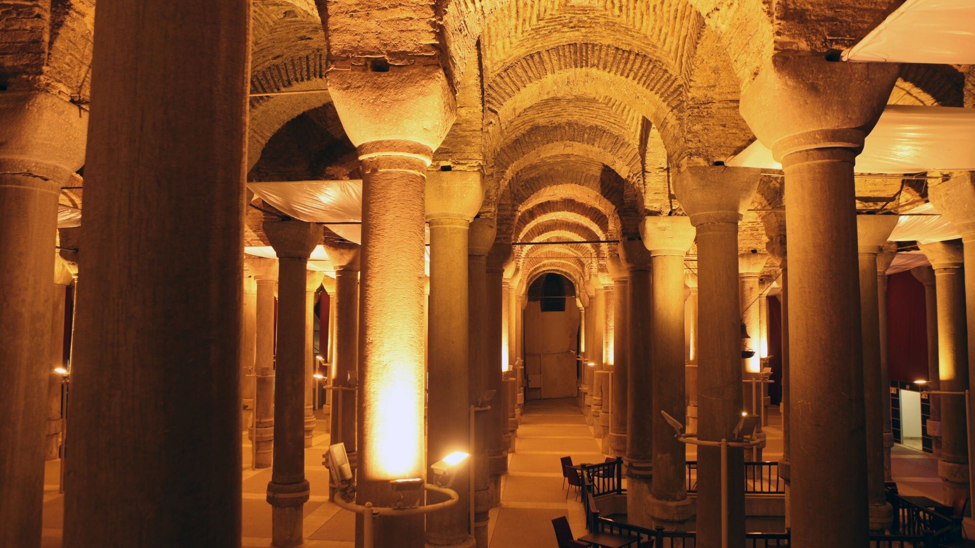 Beleuchtete, trockene Zisterne mit Sitzgelegenheiten zwischen Säulen. Beleuchtete, trockene Zisterne mit Sitzgelegenheiten zwischen Säulen.