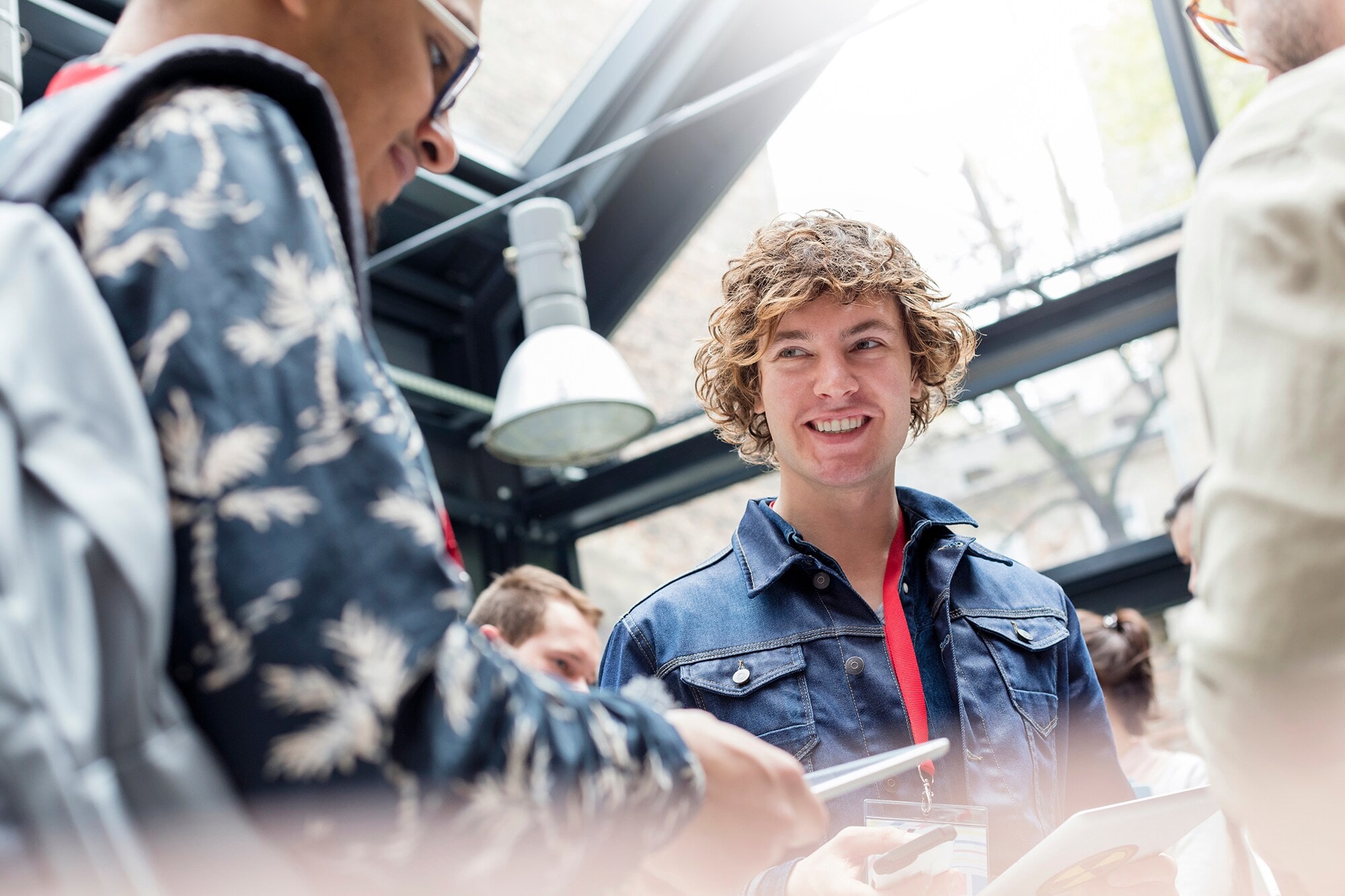 Jungunternehmer beim Netzwerken auf einem Gründerfestival