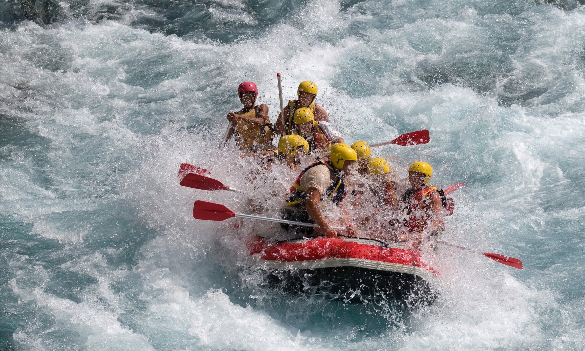 Eine Gruppe von Menschen beim Wildwasserrafting Eine Gruppe von Menschen beim Wildwasserrafting