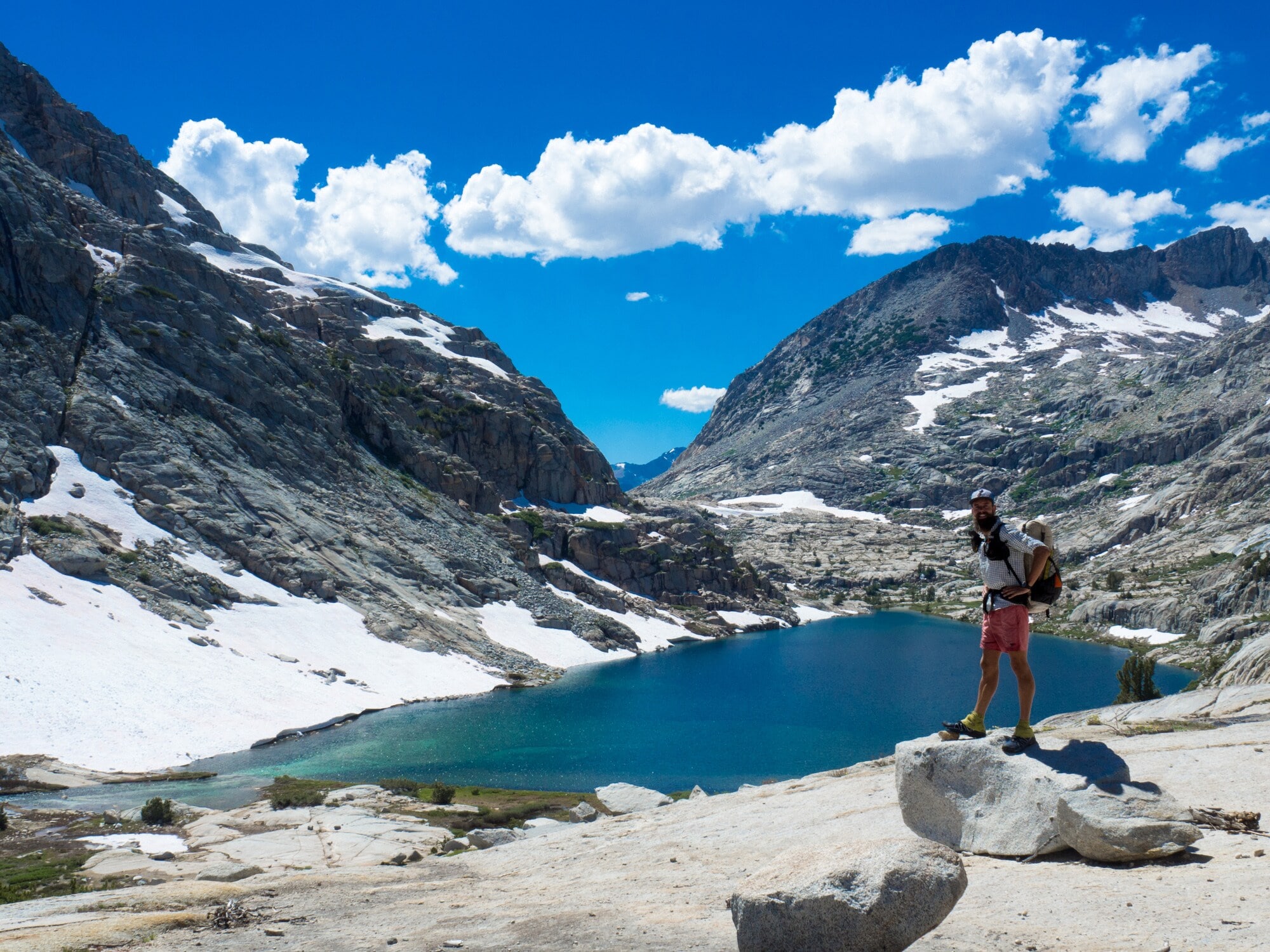 „Routine ist der Tod des Hirns“ – im Gespräch mit Florian Astor Florian Astor wandert in Neuseeland an einem Bergsee.
