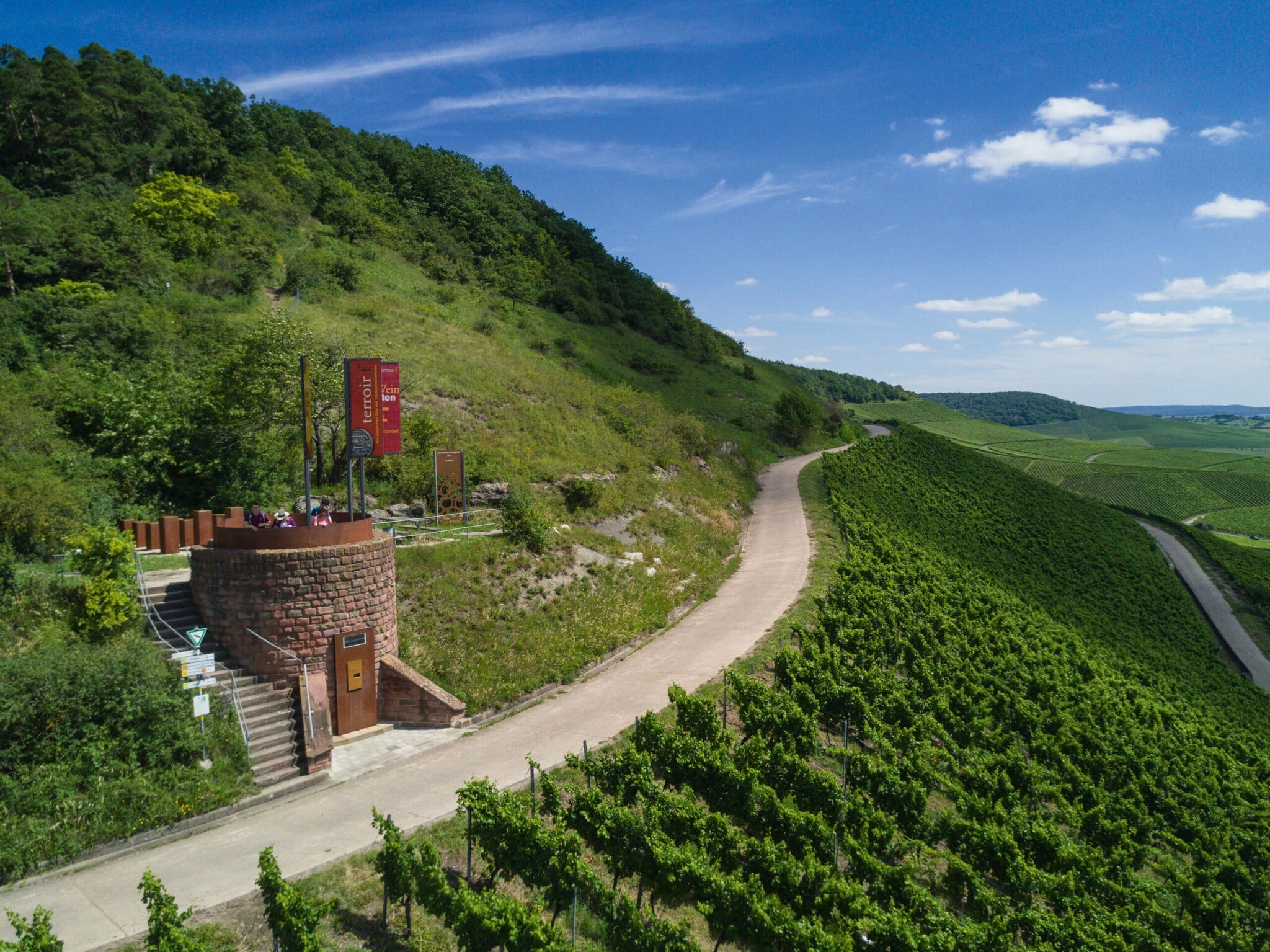 Ein kleines rundes Steingebäude in einem Weinberg Ein kleines rundes Steingebäude in einem Weinberg