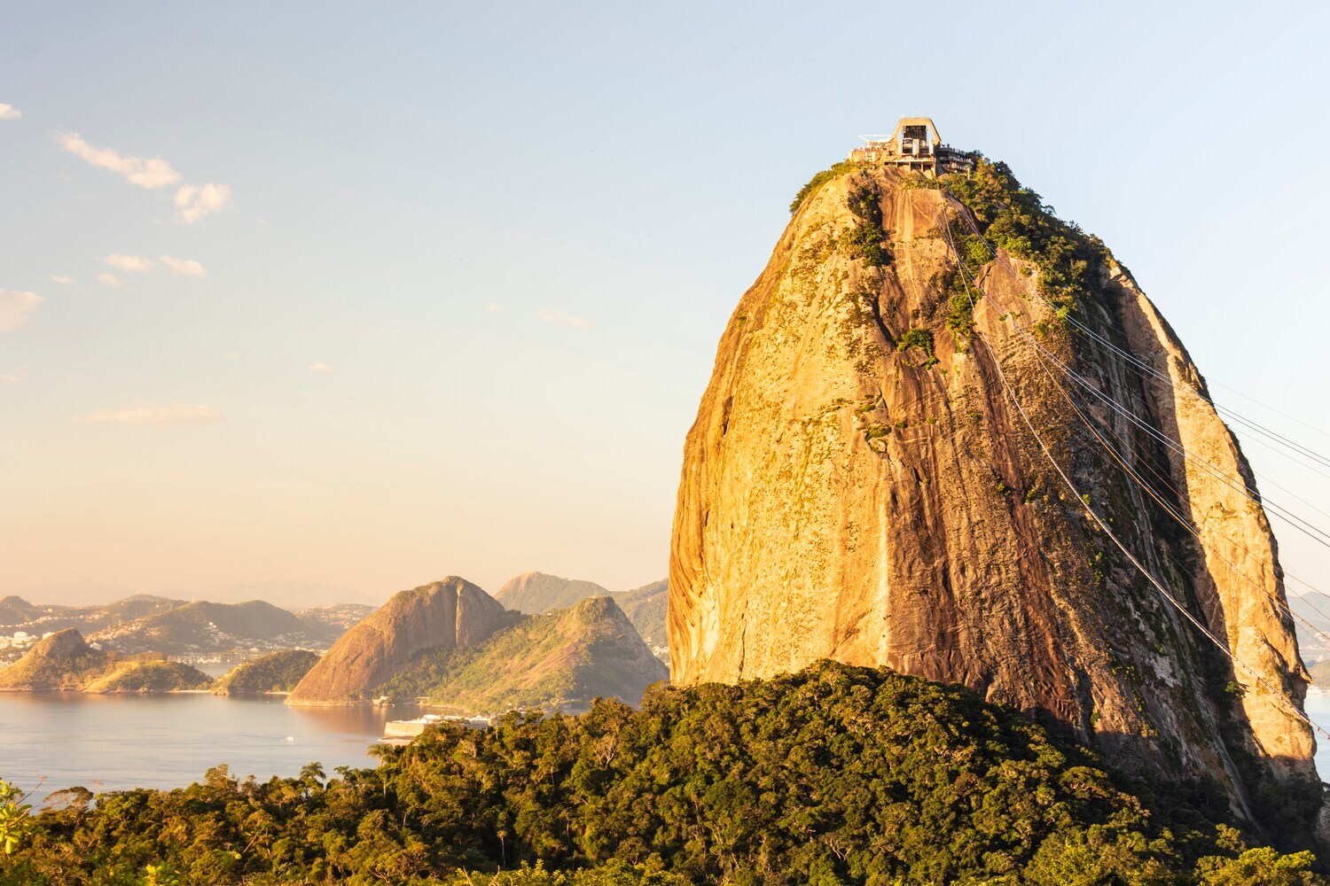 Der Zuckerhut in Rio de Janeiro mit Aussichtsplattform und Seilbahn auf der Spitze Der Zuckerhut in Rio de Janeiro mit Aussichtsplattform und Seilbahn auf der Spitze