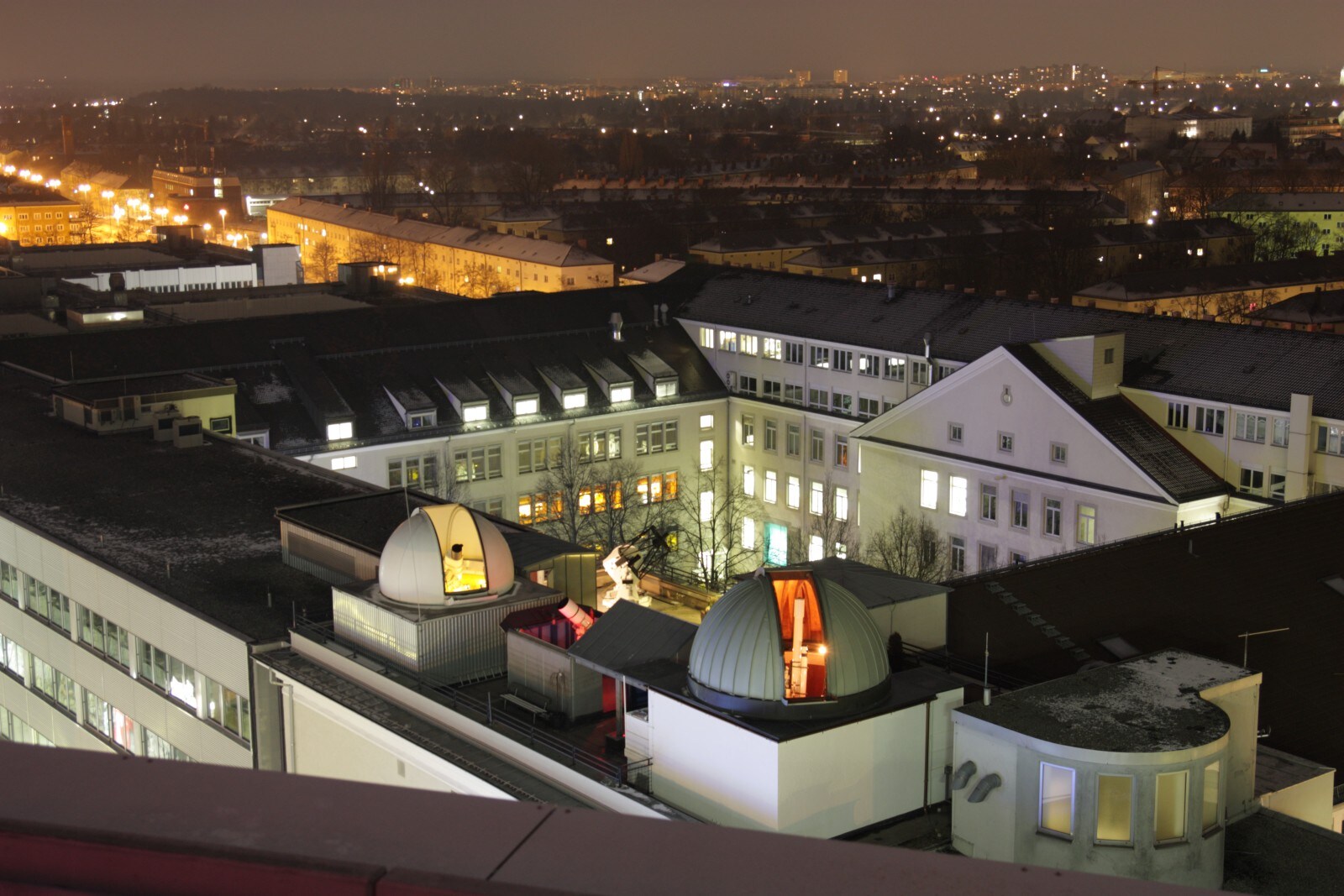 Häuserblock mit Sternwarte in München bei Nacht aus der Luftperspektive Häuserblock mit Sternwarte in München bei Nacht aus der Luftperspektive