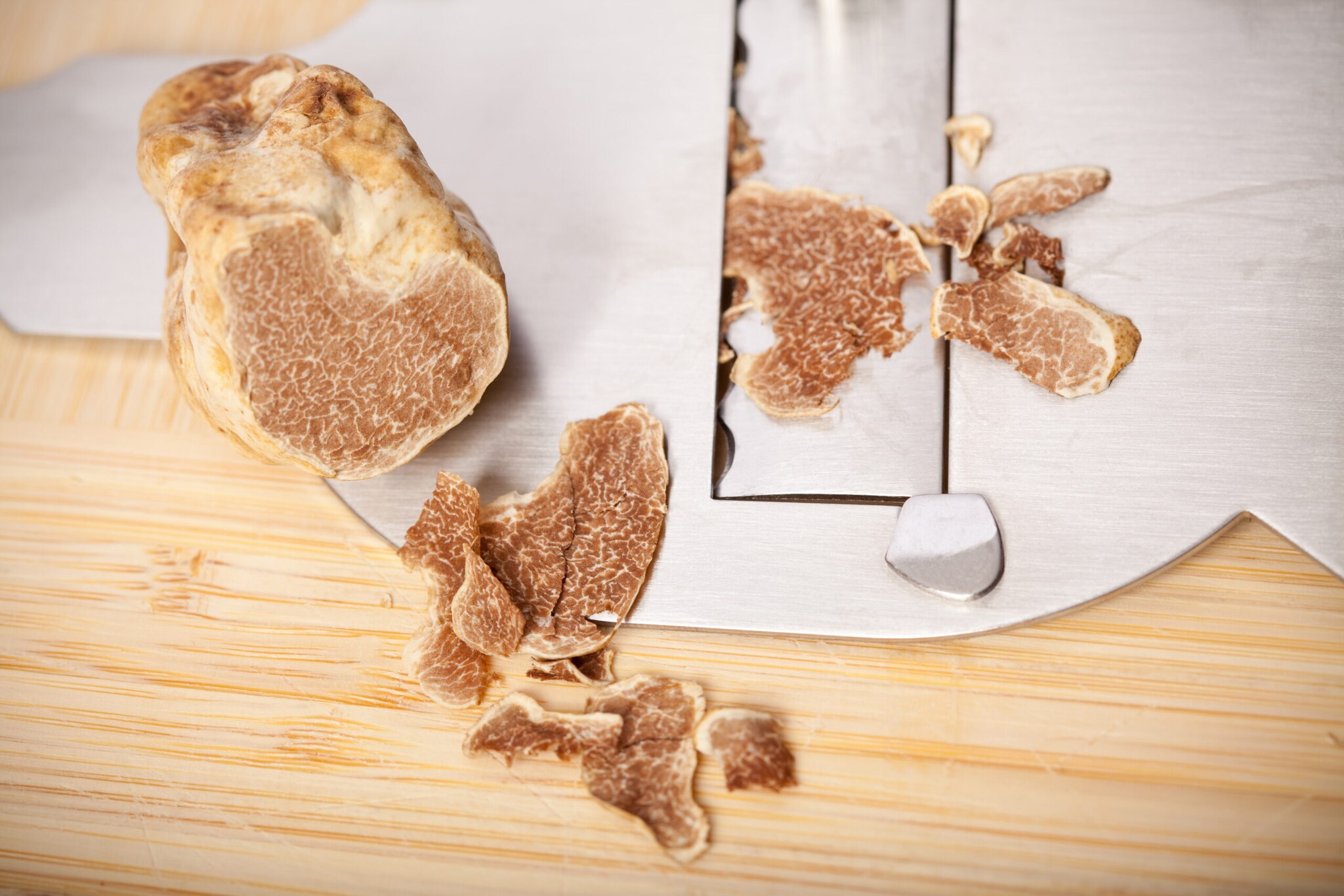 Weiße Trüffeln in Scheiben gehobelt