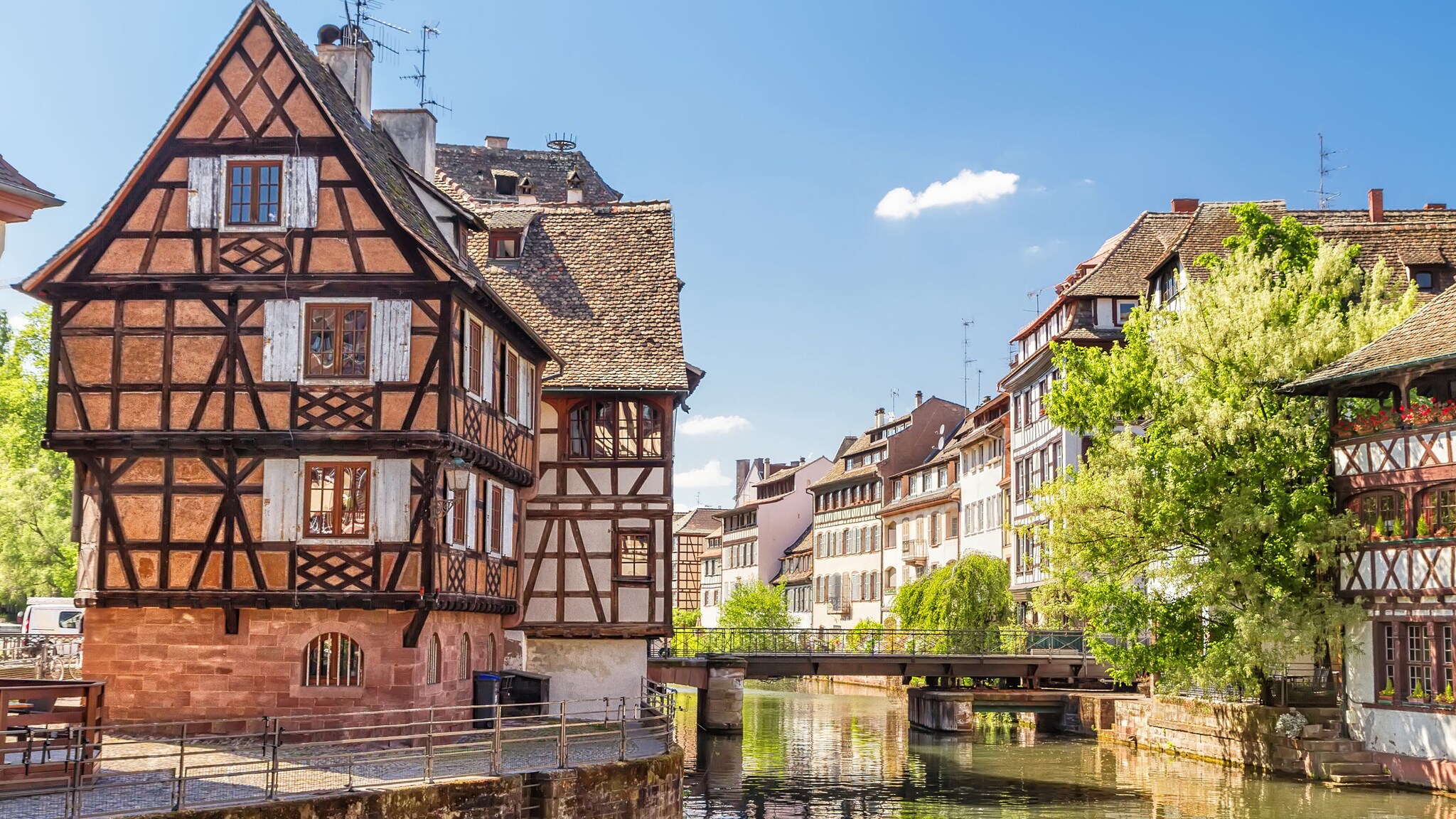 Fachwerkhäuser an einem Kanal in Straßburg, Frankreich, bei sonnigem Wetter Fachwerkhäuser an einem Kanal in Straßburg, Frankreich, bei sonnigem Wetter