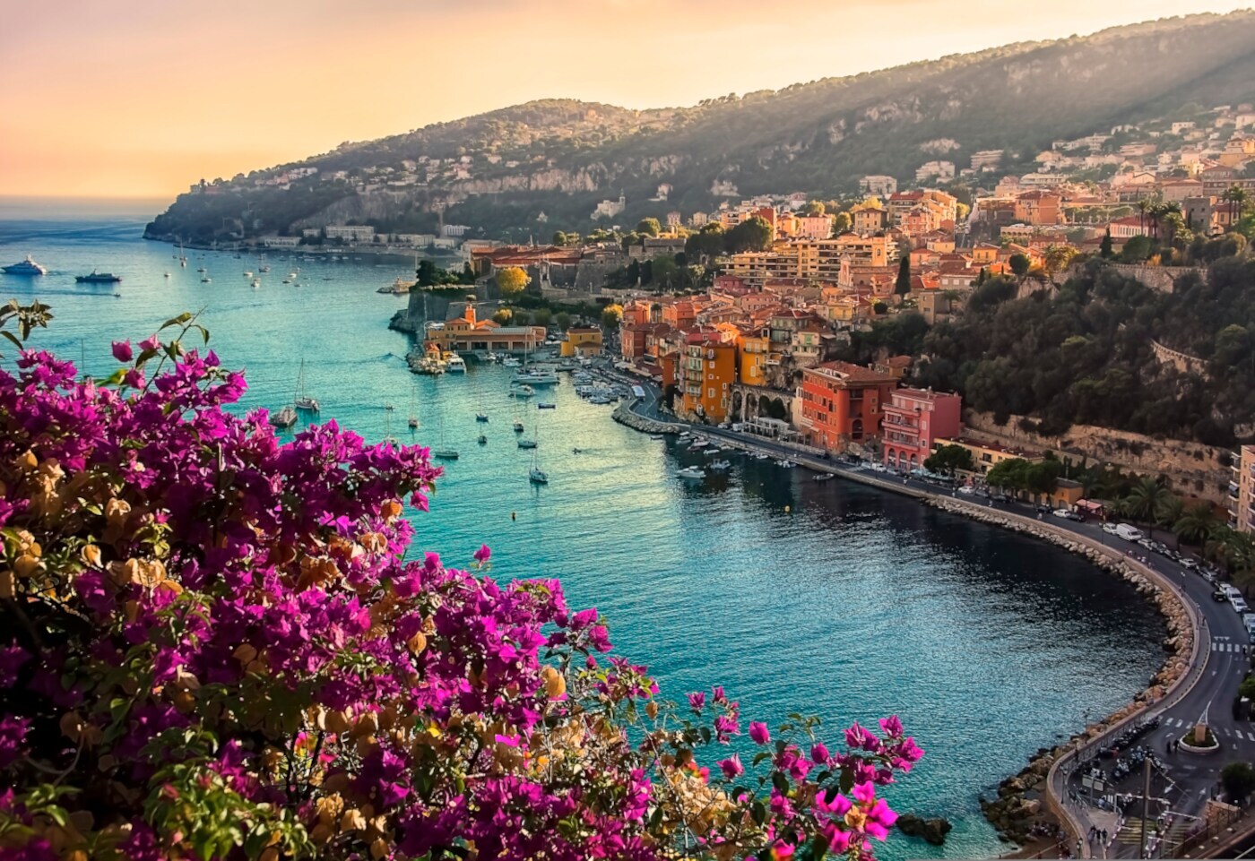 Blick auf einen Küstenstreifen mit einer Stadt