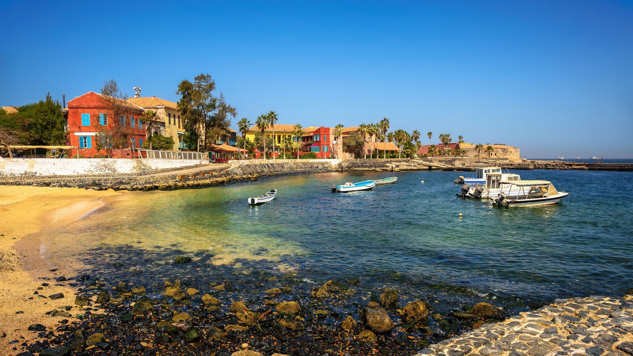 Kleine Bucht mit bunten Häusern, Plamen und Fischerbooten. Kleine Bucht mit bunten Häusern, Plamen und Fischerbooten.