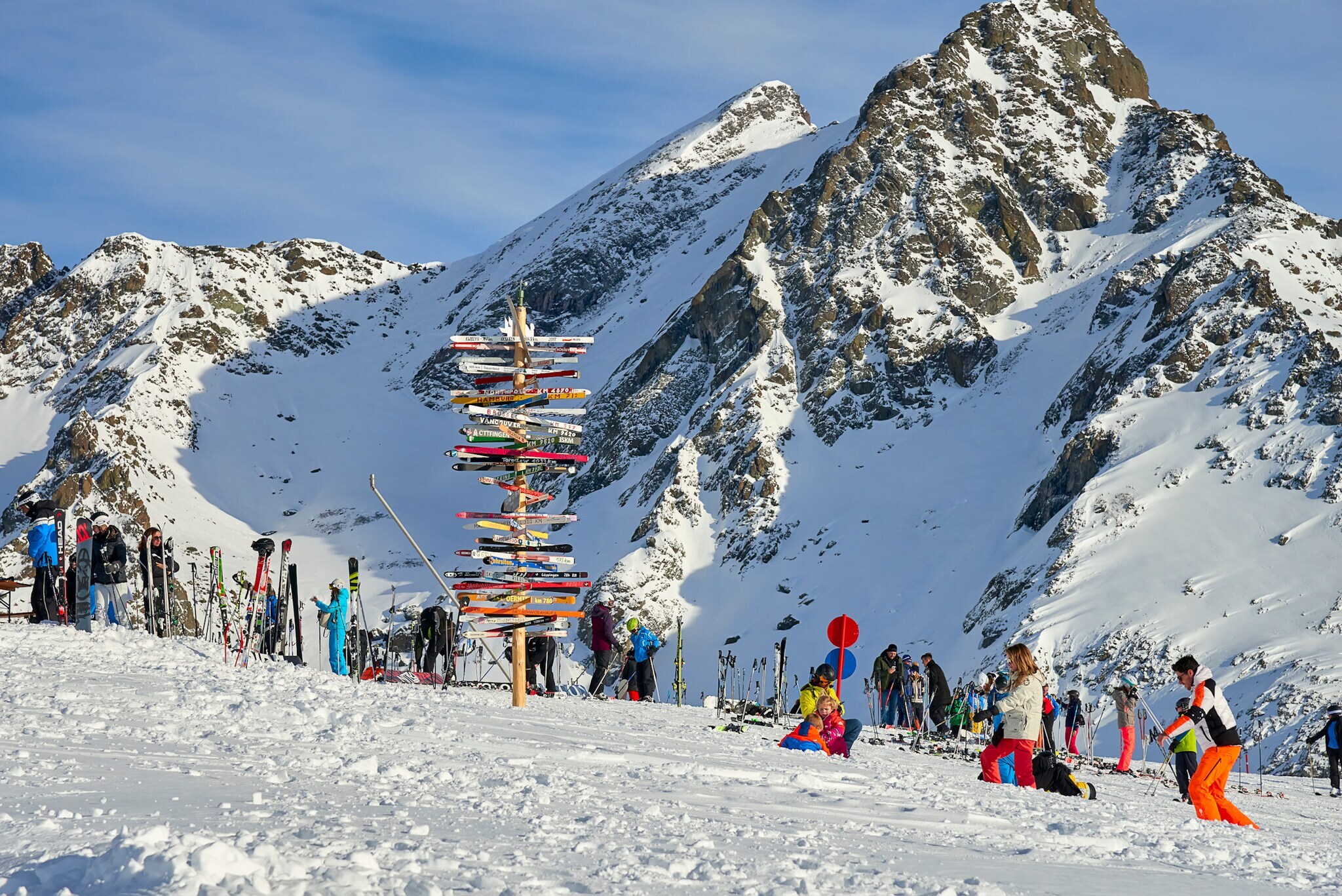 Wegweiser im Skigebiet Ischgl bei Sonnenschein