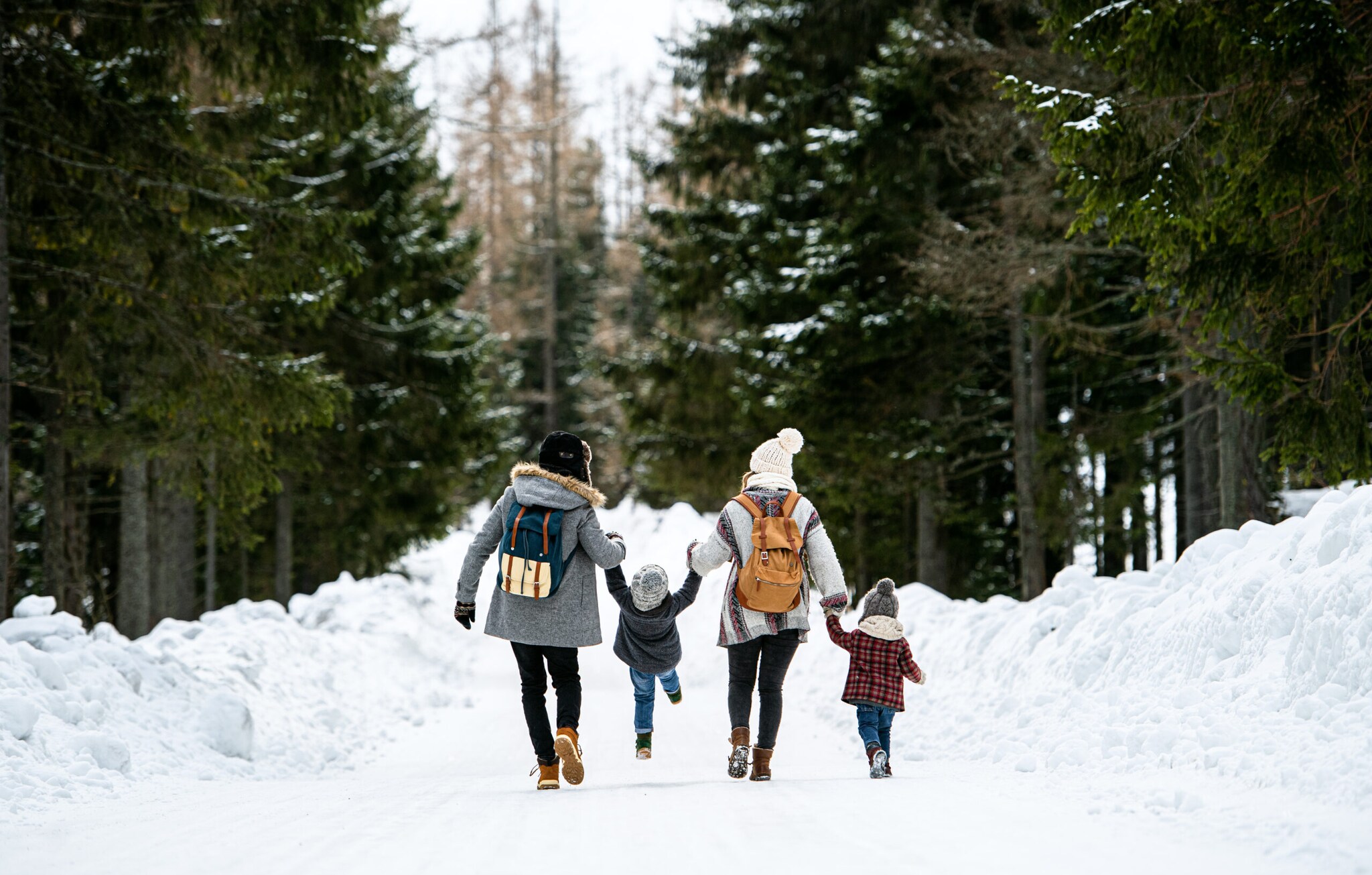 Familie mit Kindern im schneebedeckten Wald