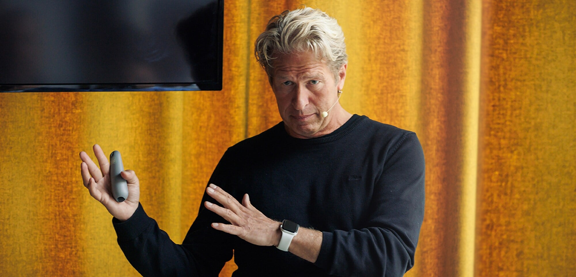 Oliver Liesse hält eine Präsentation.