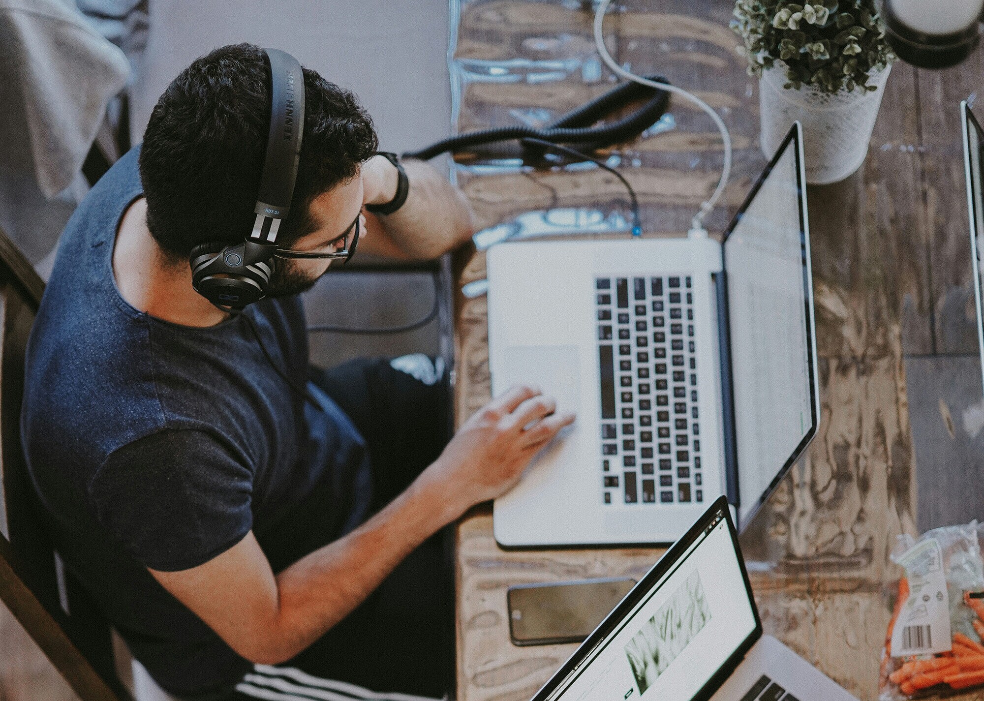 Immobilien-Insights: Die Top 4 FAQs für Geschäftsräume Ein junger Mann arbeitet mit Laptop am Konferenztisch.