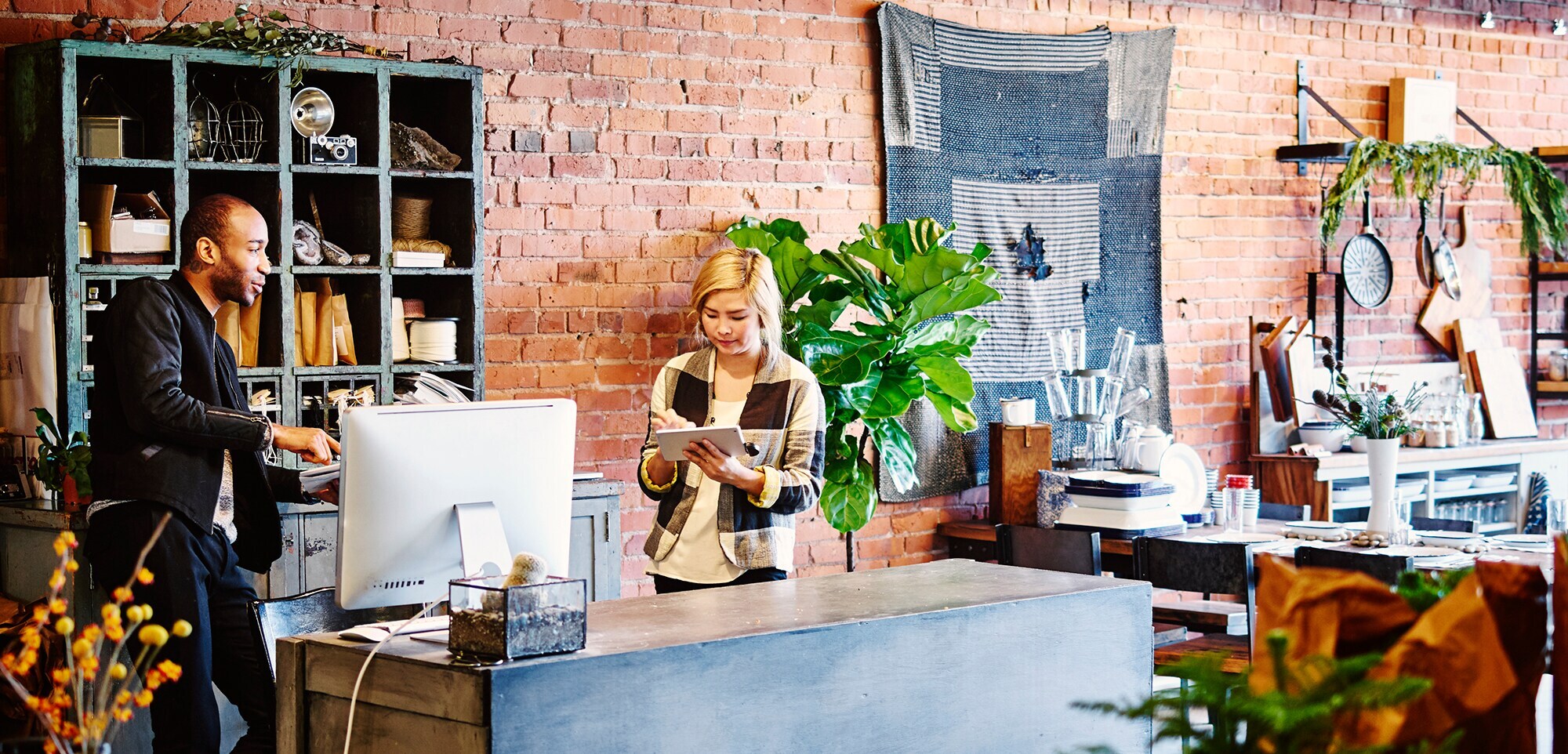 Musik und Duft: Zwei unsichtbare Moodmaker. Fotografie eines Concept Stores mit moderner Einrichtung.