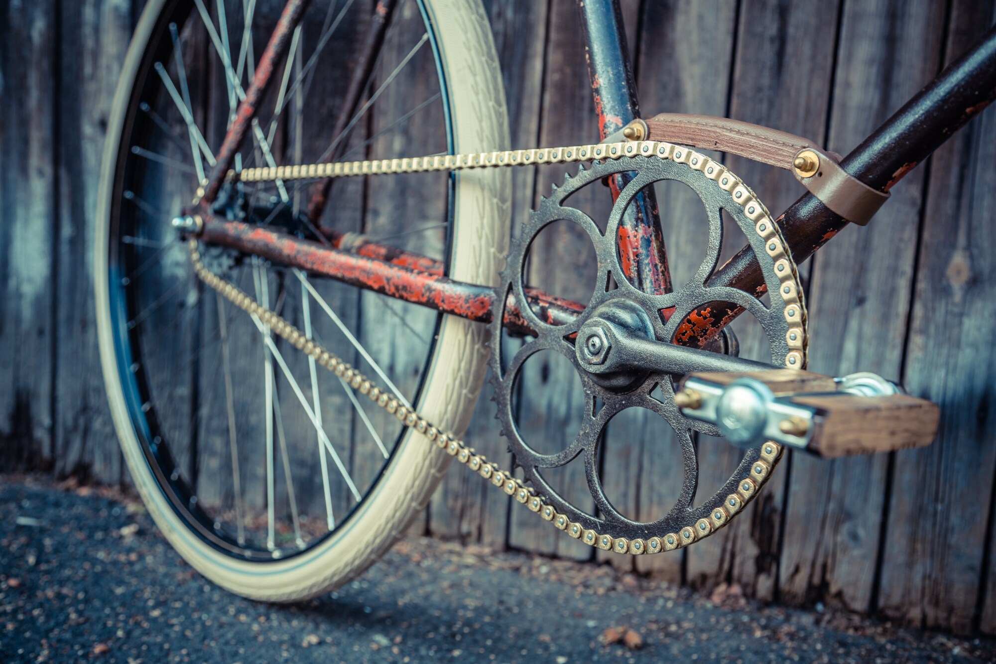Nachaufnahme einer goldenen Fahrradkette