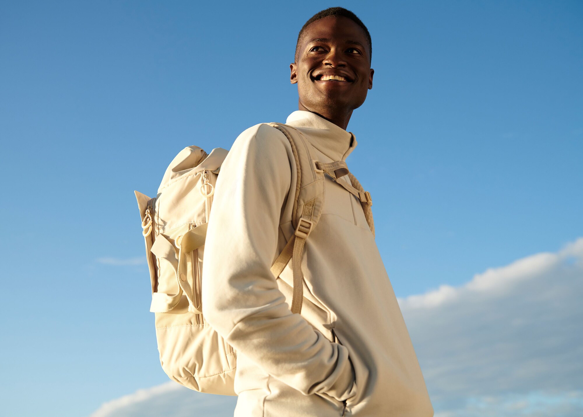 Ein männliches Model trägt einen Rucksack von pinqponq