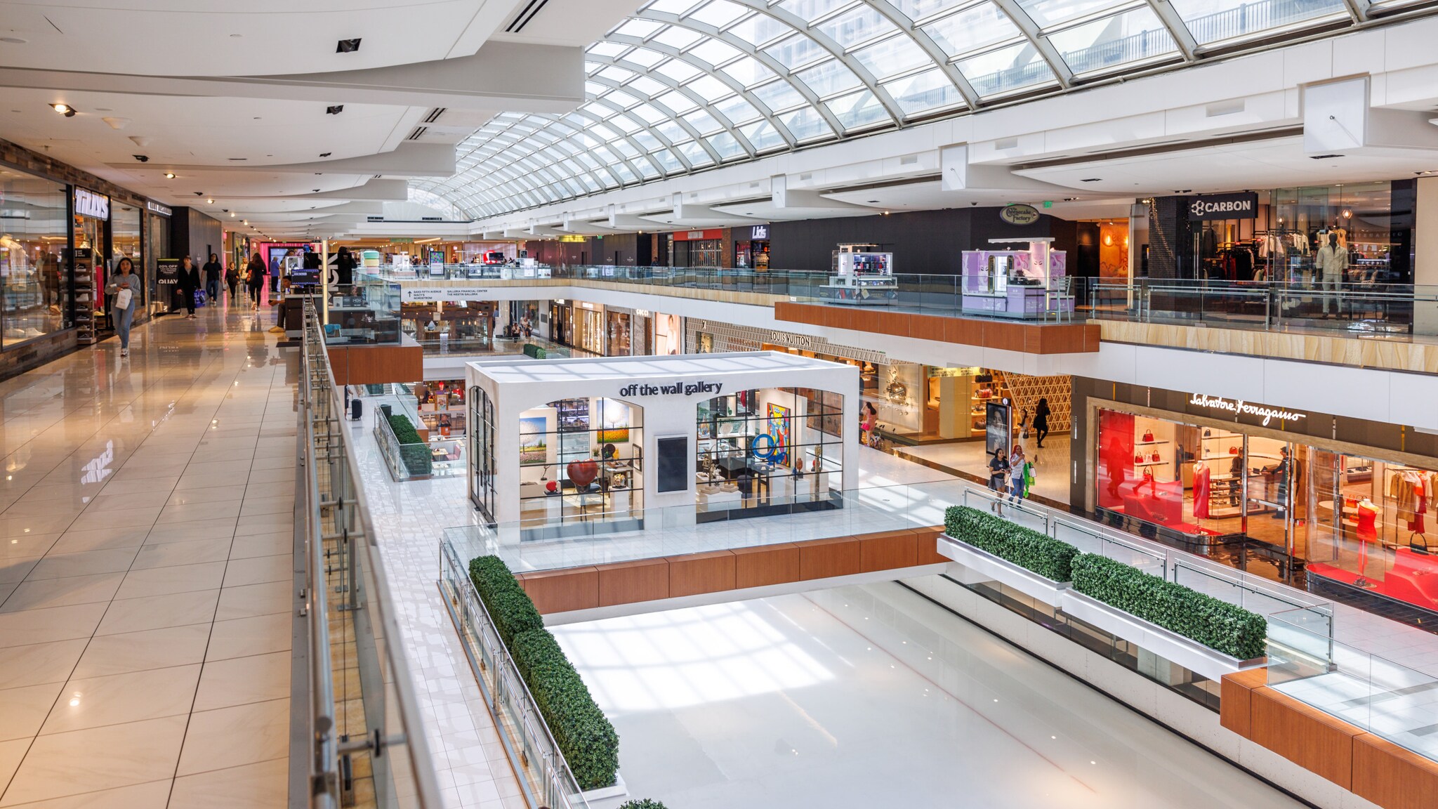 Ein Einkaufszentrum mit Eislaufbahn.