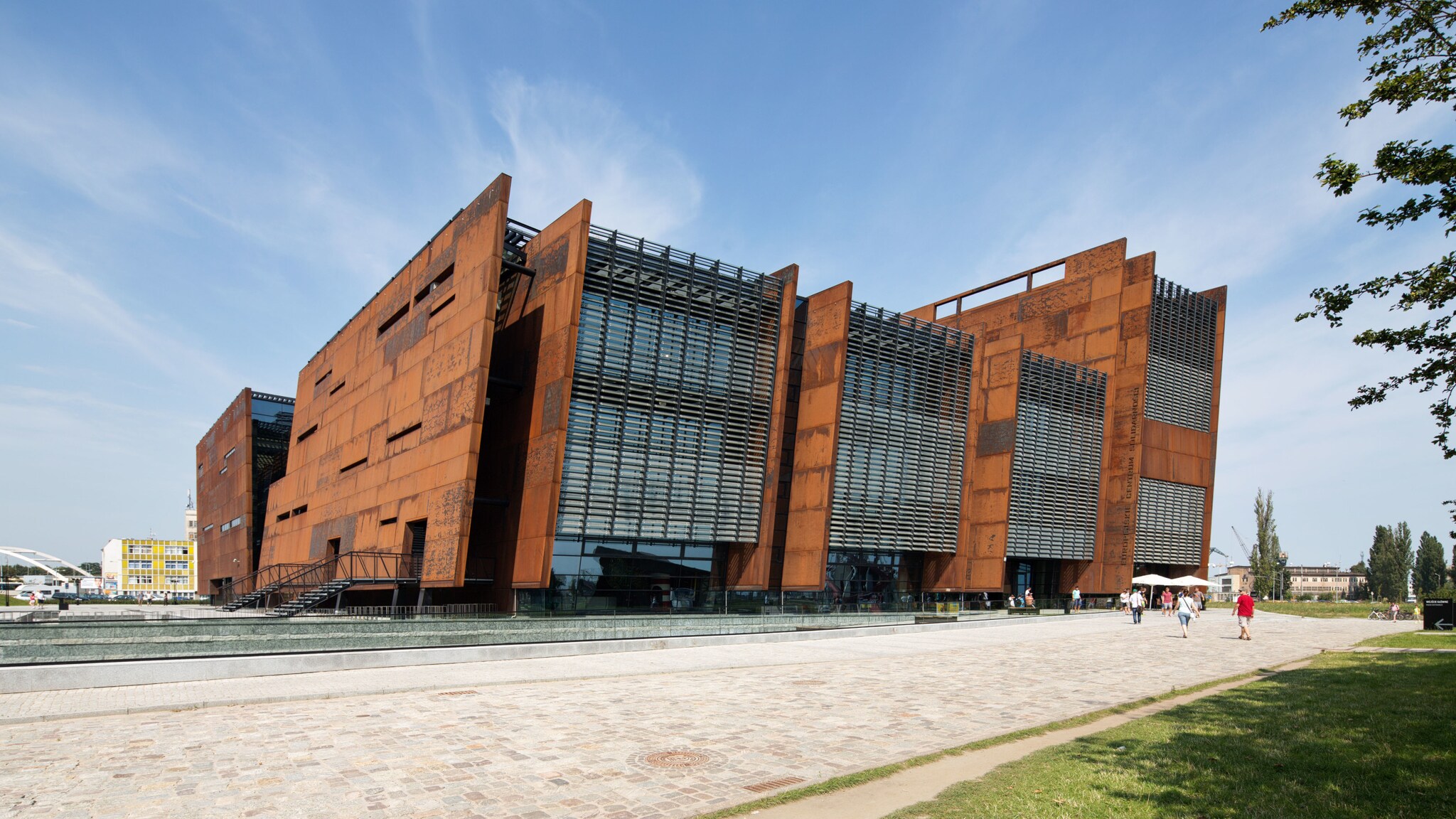 Kulturzentrum in einem schiefen, modernen Gebäudekomplex auf weitläufiger Fläche.