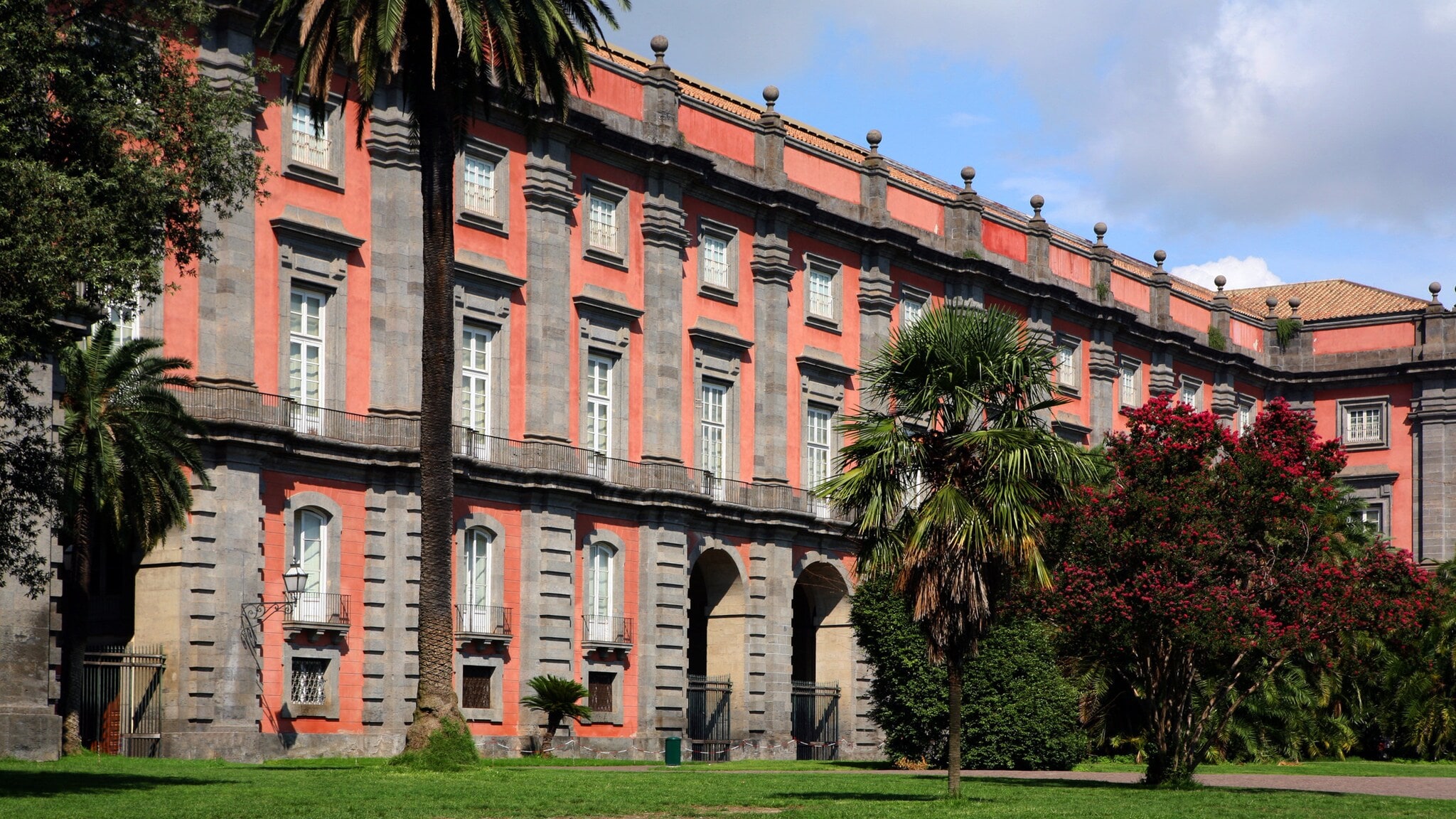 ußenansicht des Palastgebäudes des Museo di Capodimente in Neapel. ußenansicht des Palastgebäudes des Museo di Capodimente in Neapel.