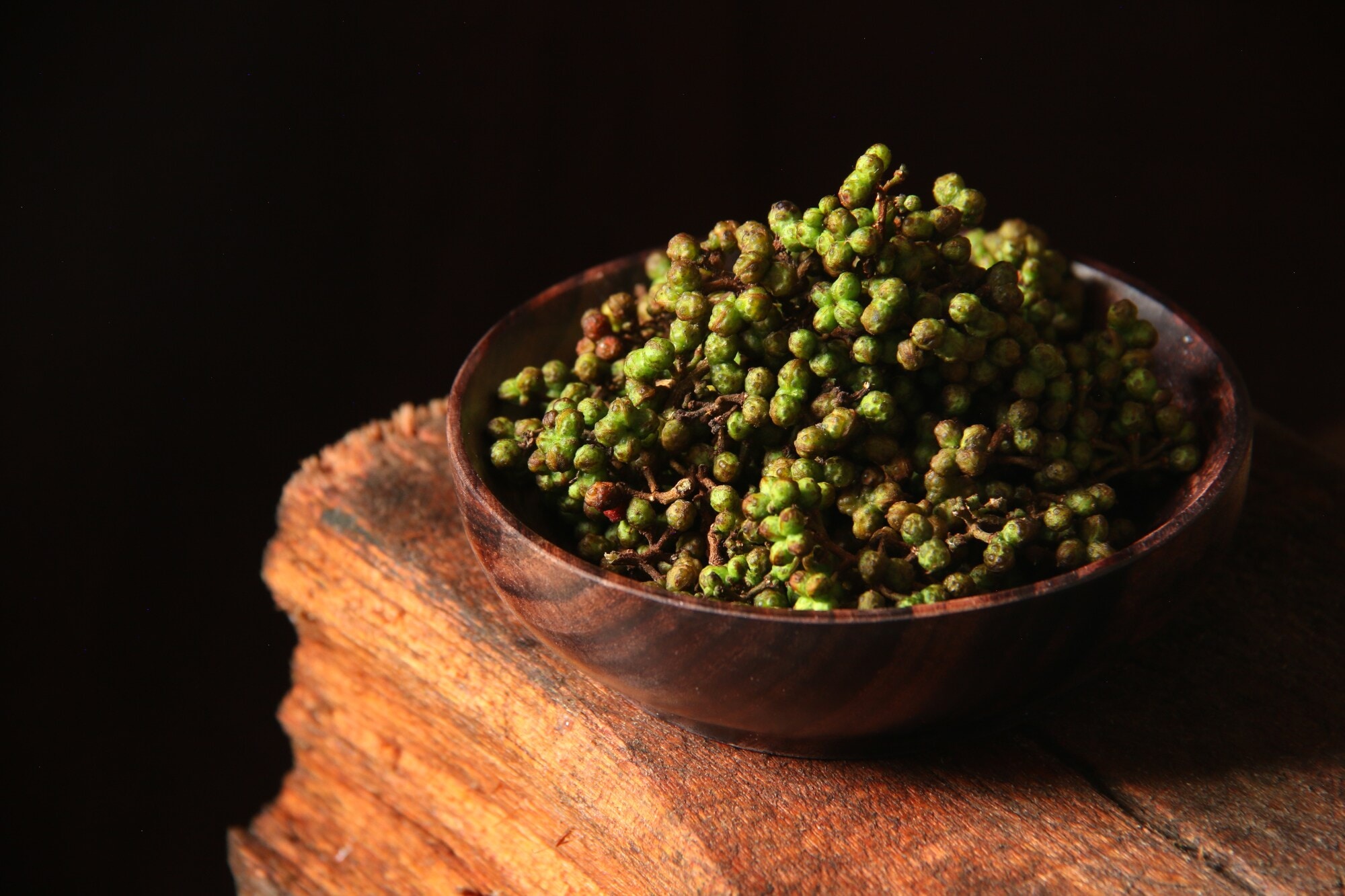 Andaliman in einer Holzschale Andaliman in einer Holzschale