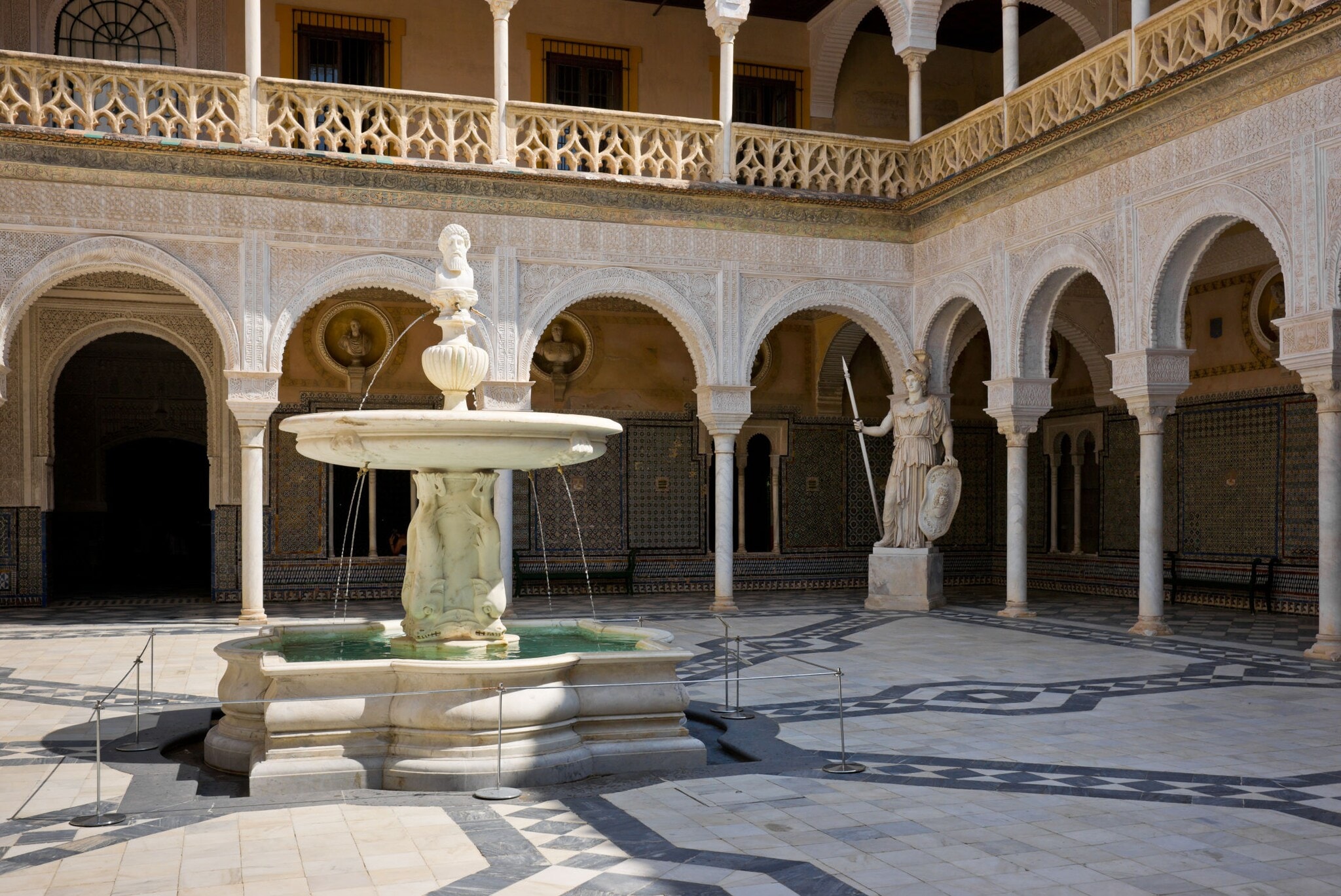 Innenhof der Casa de Pilatos mit zentralem Brunnen, verzierten Arkaden und Renaissance- sowie spanischen Mudéjar-Elementen. Innenhof der Casa de Pilatos mit zentralem Brunnen, verzierten Arkaden und Renaissance- sowie spanischen Mudéjar-Elementen.