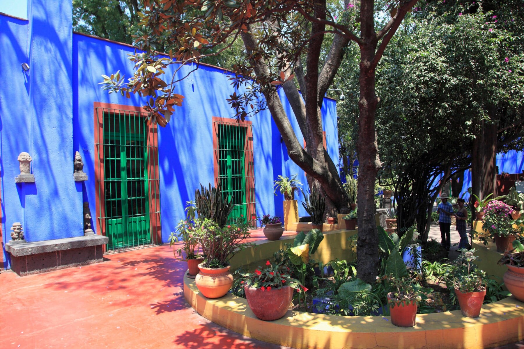 Ein blaues Haus im mexikanischen Kolonialstil mit Patio Ein blaues Haus im mexikanischen Kolonialstil mit Patio
