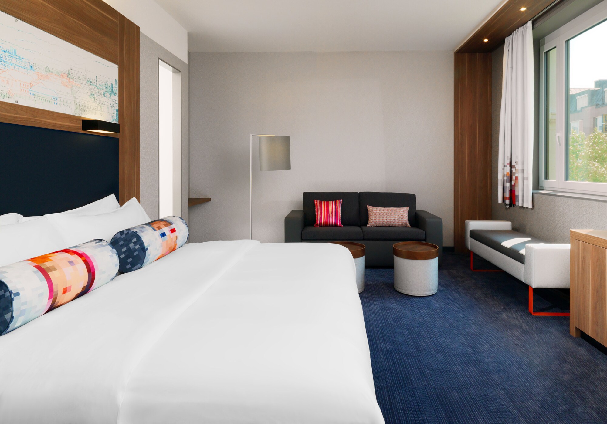 Blick in ein Hotelzimmer mit Bett und Sofamöbeln Blick in ein Hotelzimmer mit Bett und Sofamöbeln