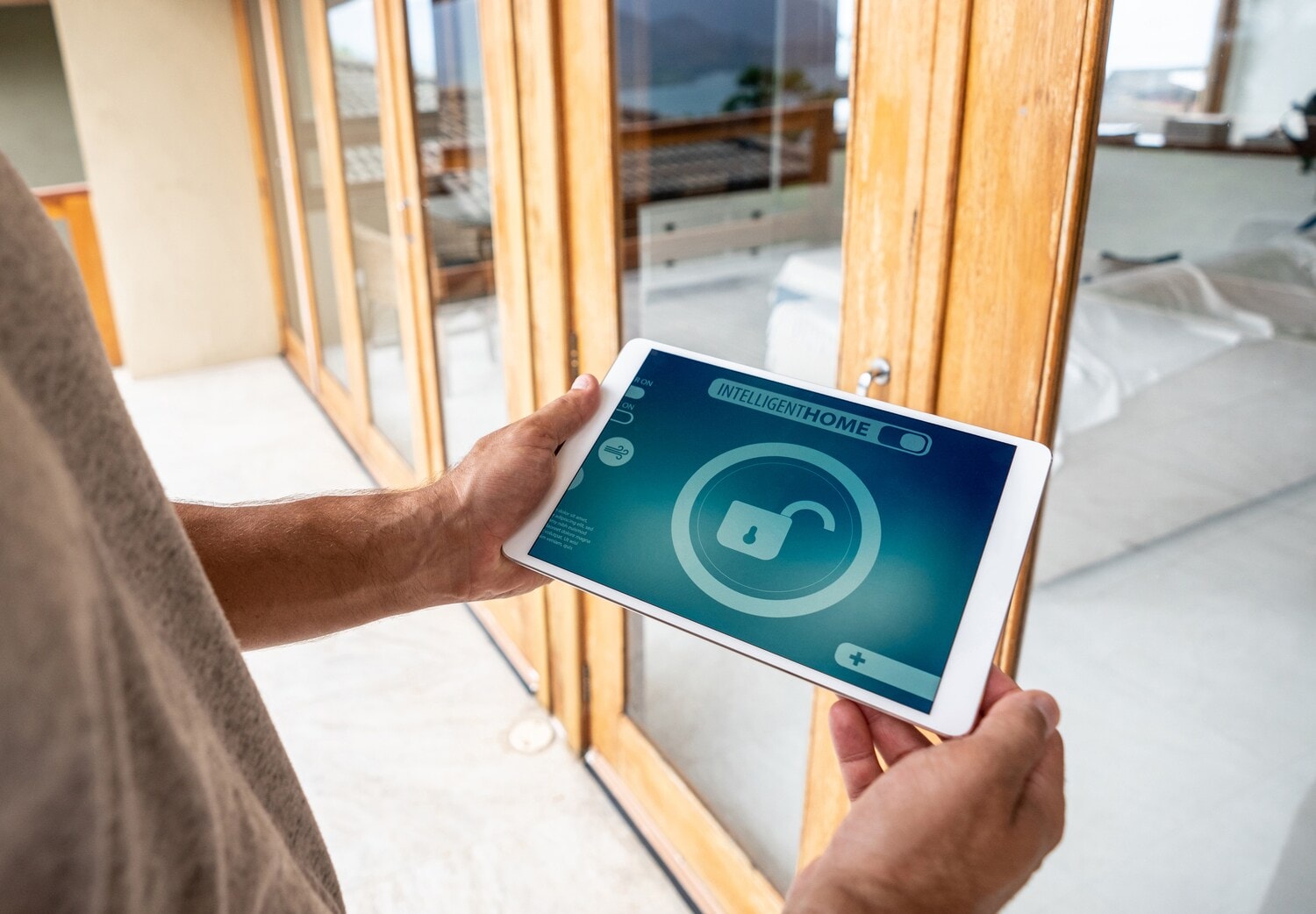 Ein Mann schaut sich Smart-Home-Software auf dem Tablet an. Ein Mann schaut sich Smart-Home-Software auf dem Tablet an