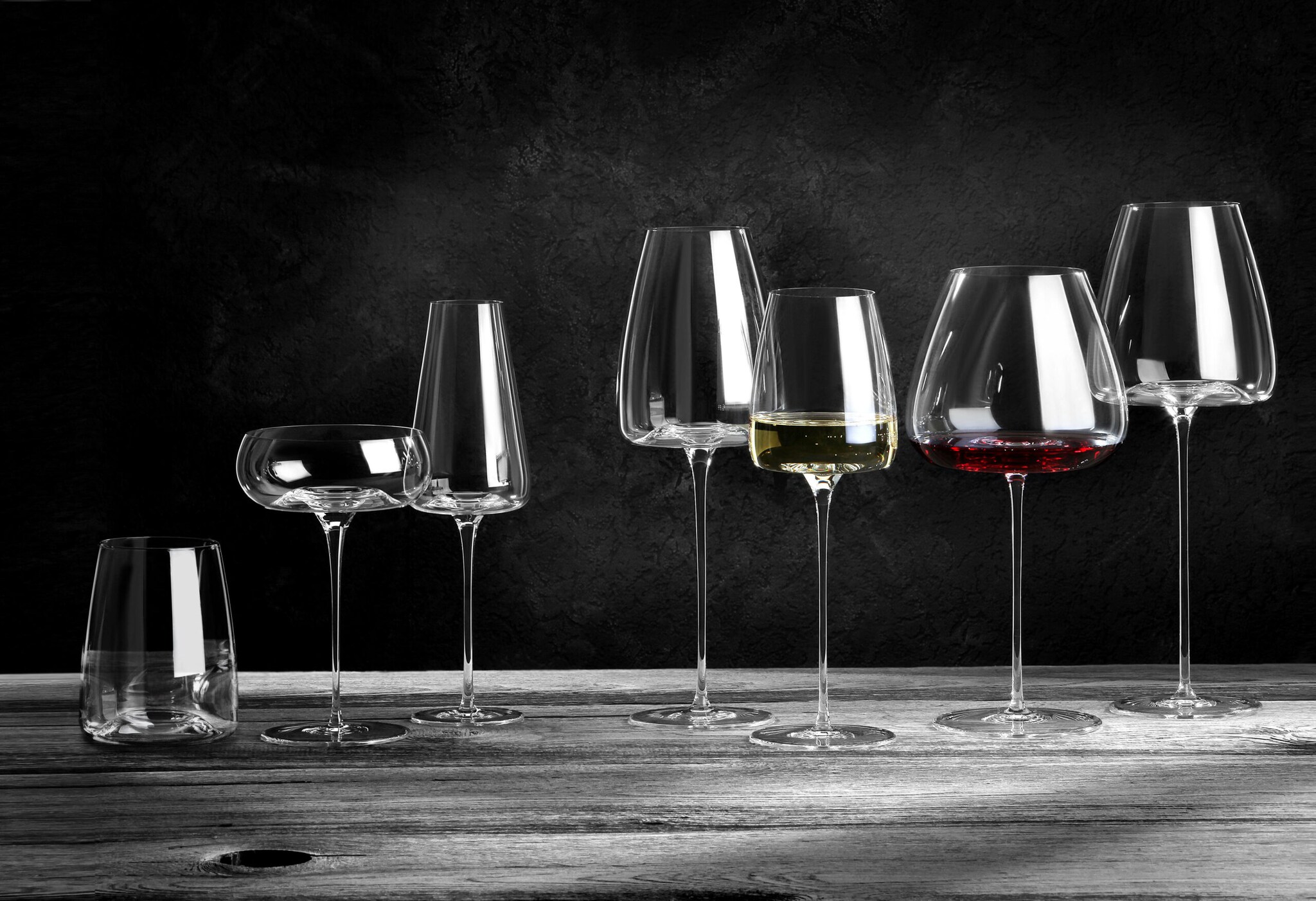 Weingläser in einer Reihe aufgereiht.