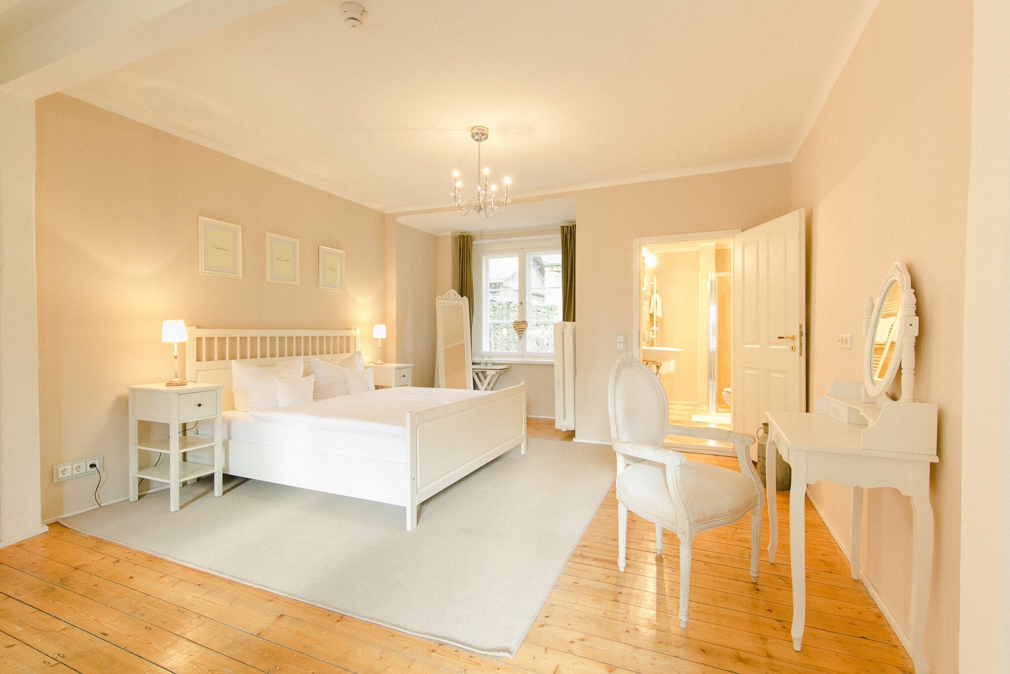 Hotelzimmer mit weißen Möbeln Hotelzimmer mit weißen Möbeln