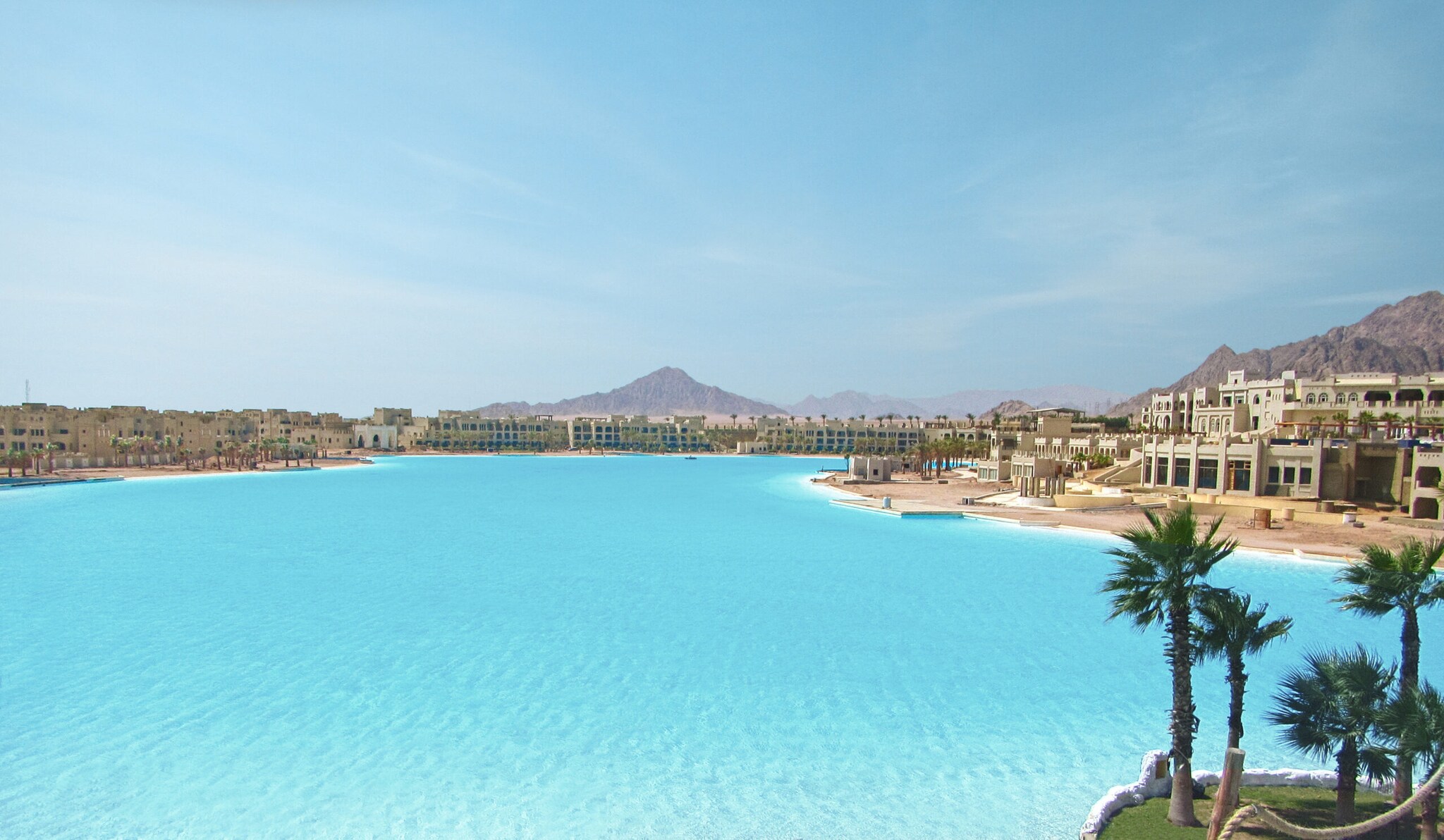 Der größte Pool der Welt hat eine organische Form, hellblaues Wasser und verbindet mehrere hundert Apartmenthäuser miteinander. Der größte Pool der Welt hat eine organische Form, hellblaues Wasser und verbindet mehrere hundert Apartmenthäuser miteinander.