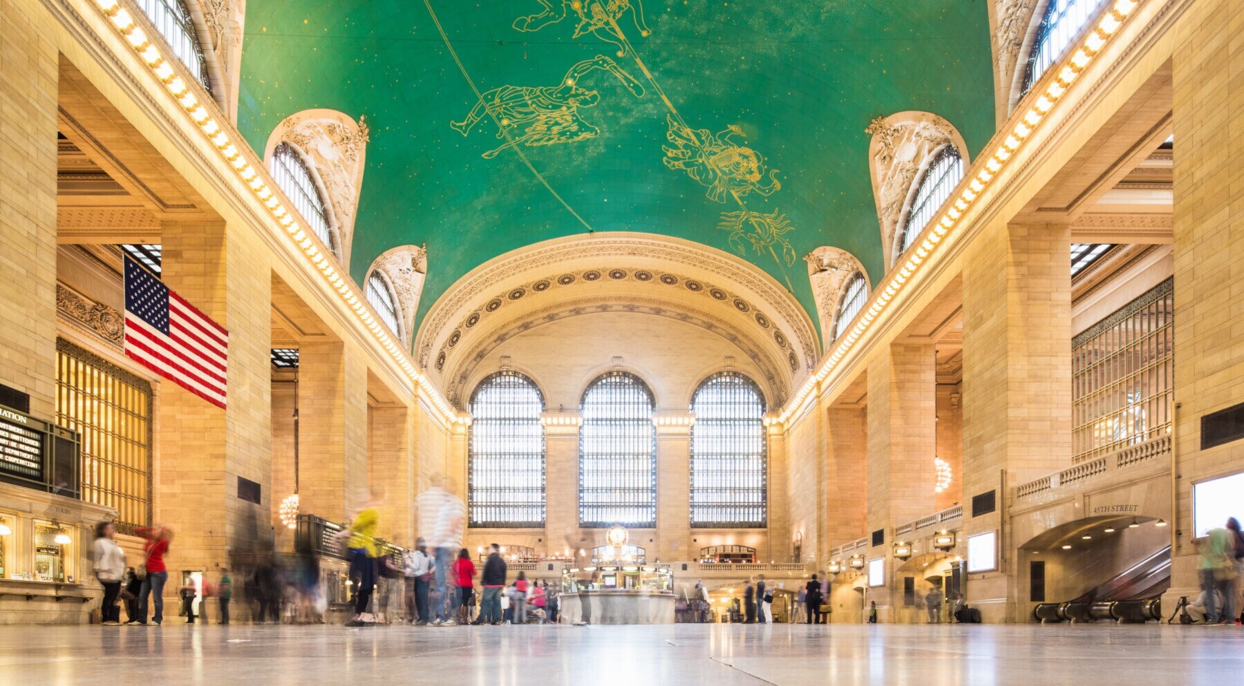 Die Eingangshalle des Grand Central Terminals mit Deckenmalerei