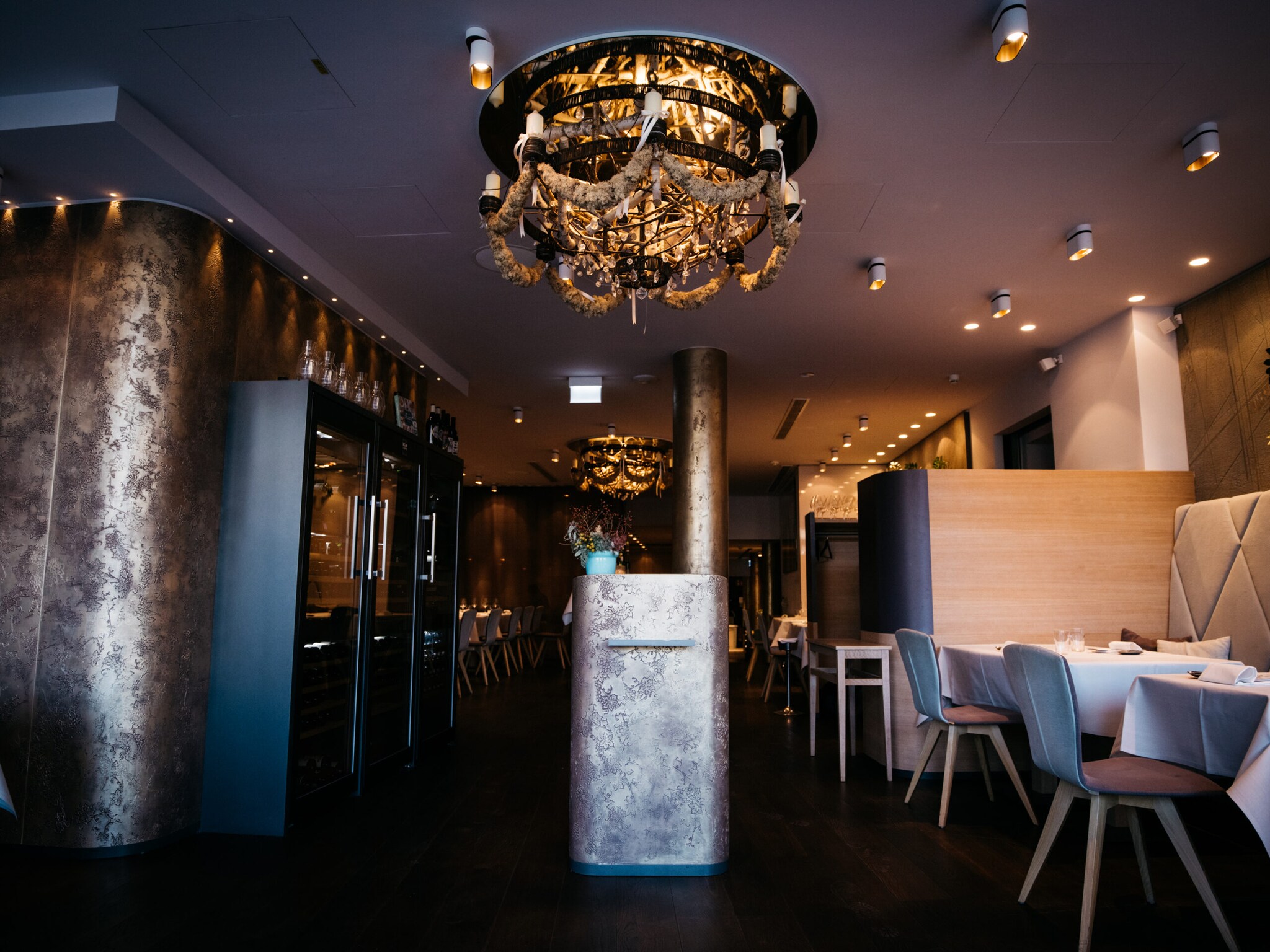 Innenraumaufnahme eines edlen Restaurants in Weiß- und Goldtönen