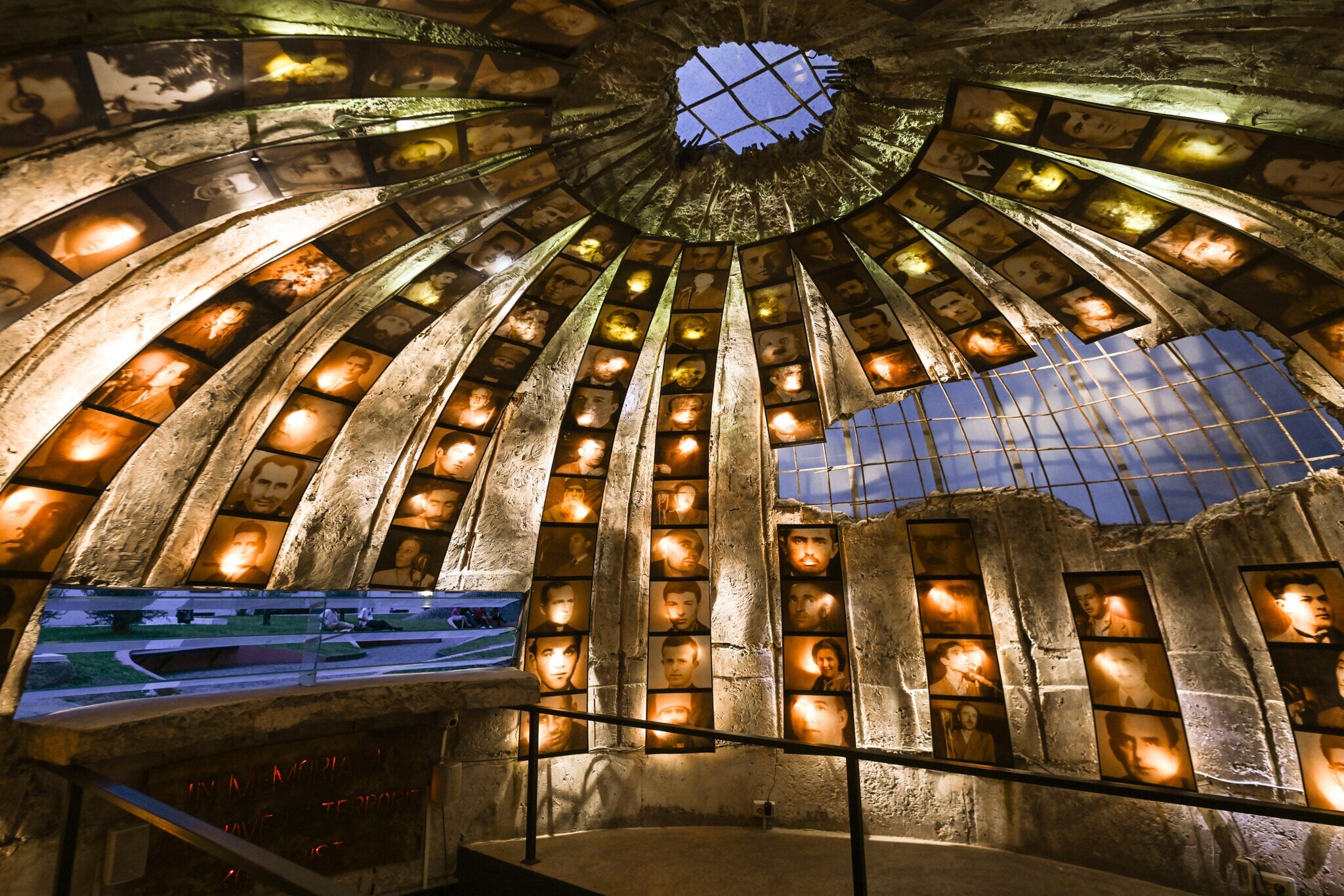 Innenraum eines gewölbten Bunkers mit Videoprojektionen.