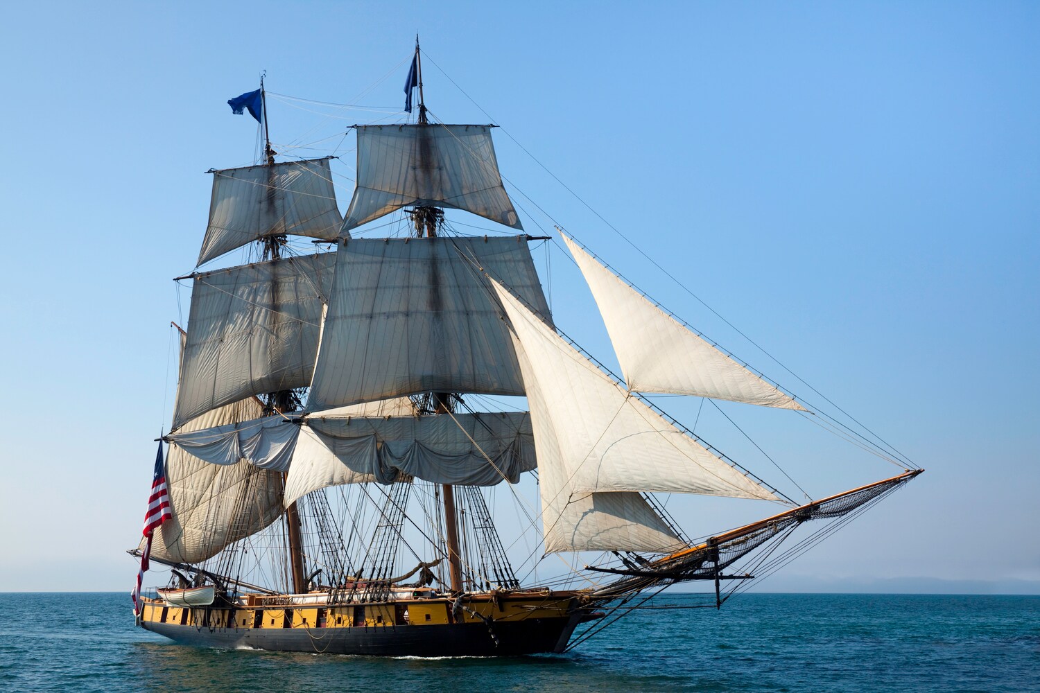 Ein historisches Segelschiff mit zwei Masten und drei Vorsegeln Ein historisches Segelschiff mit zwei Masten und drei Vorsegeln