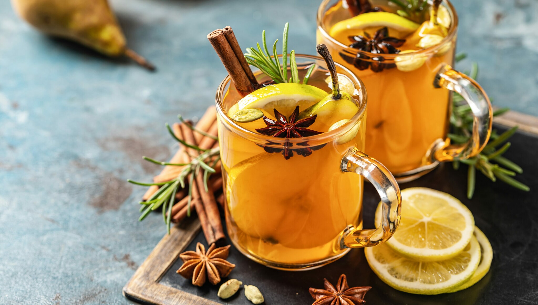 Heißgetränk mit Zitrone, Birne, Zimt, Anis, Kardamom, Rosmarin Heißgetränk mit Zitrone, Birne, Zimt, Anis, Kardamom, Rosmarin