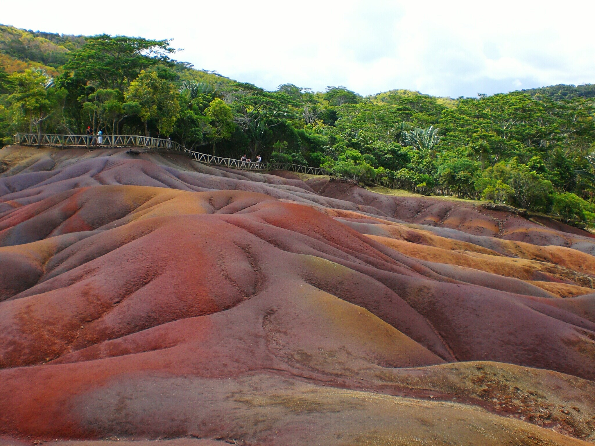 Blick auf die siebenfarbige Erde von Chamarel mit üppig-grüner Landschaft im Hintergrund