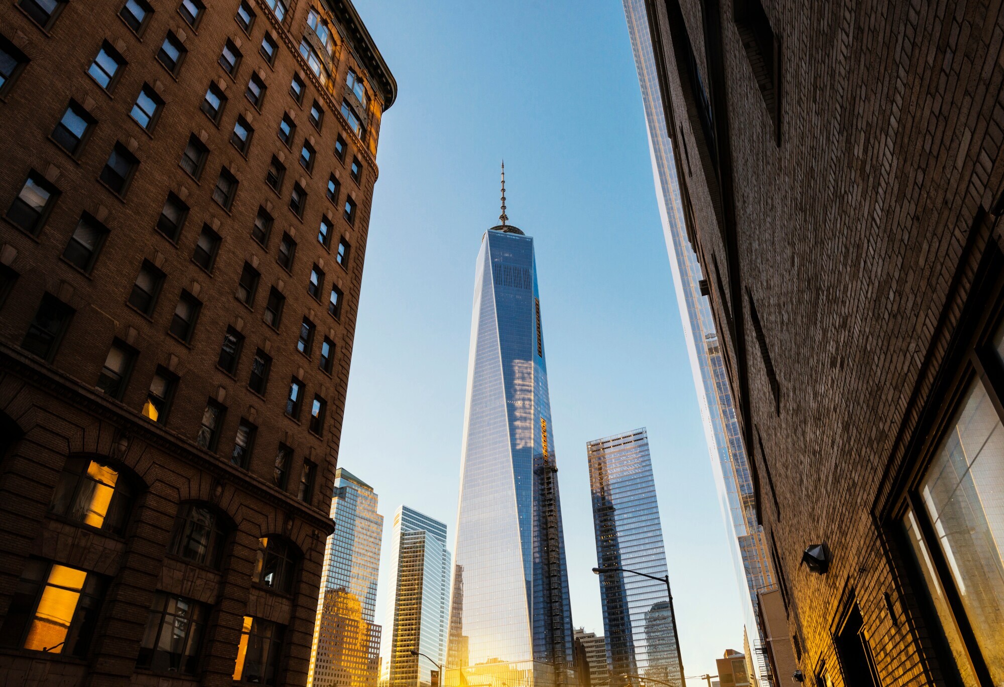 Das One World Trade Center in New York City mit umliegenden Gebäuden