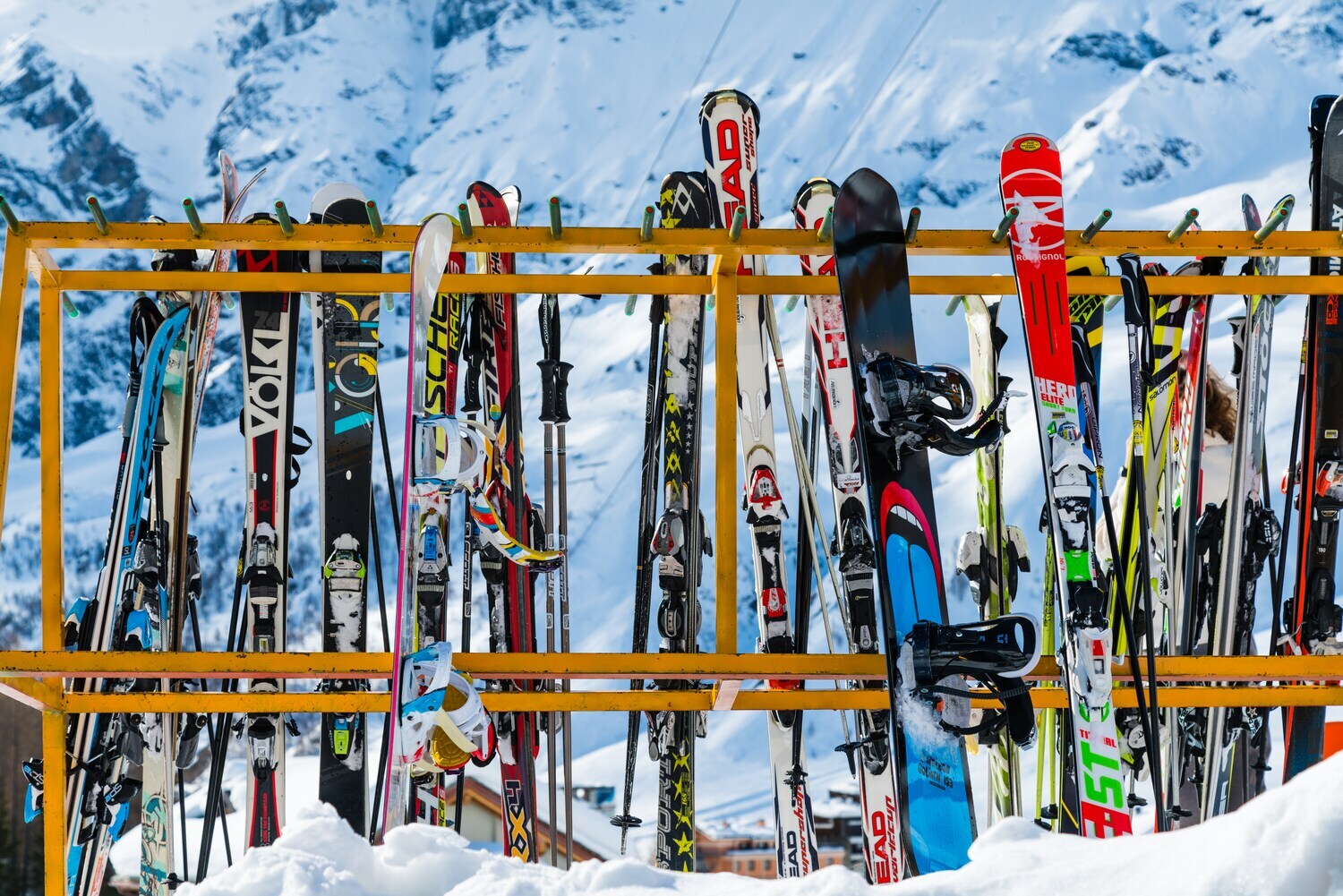 Unterschiedliche Ski lehnen an einem Skigeländer. Unterschiedliche Ski lehnen an einem Skigeländer.