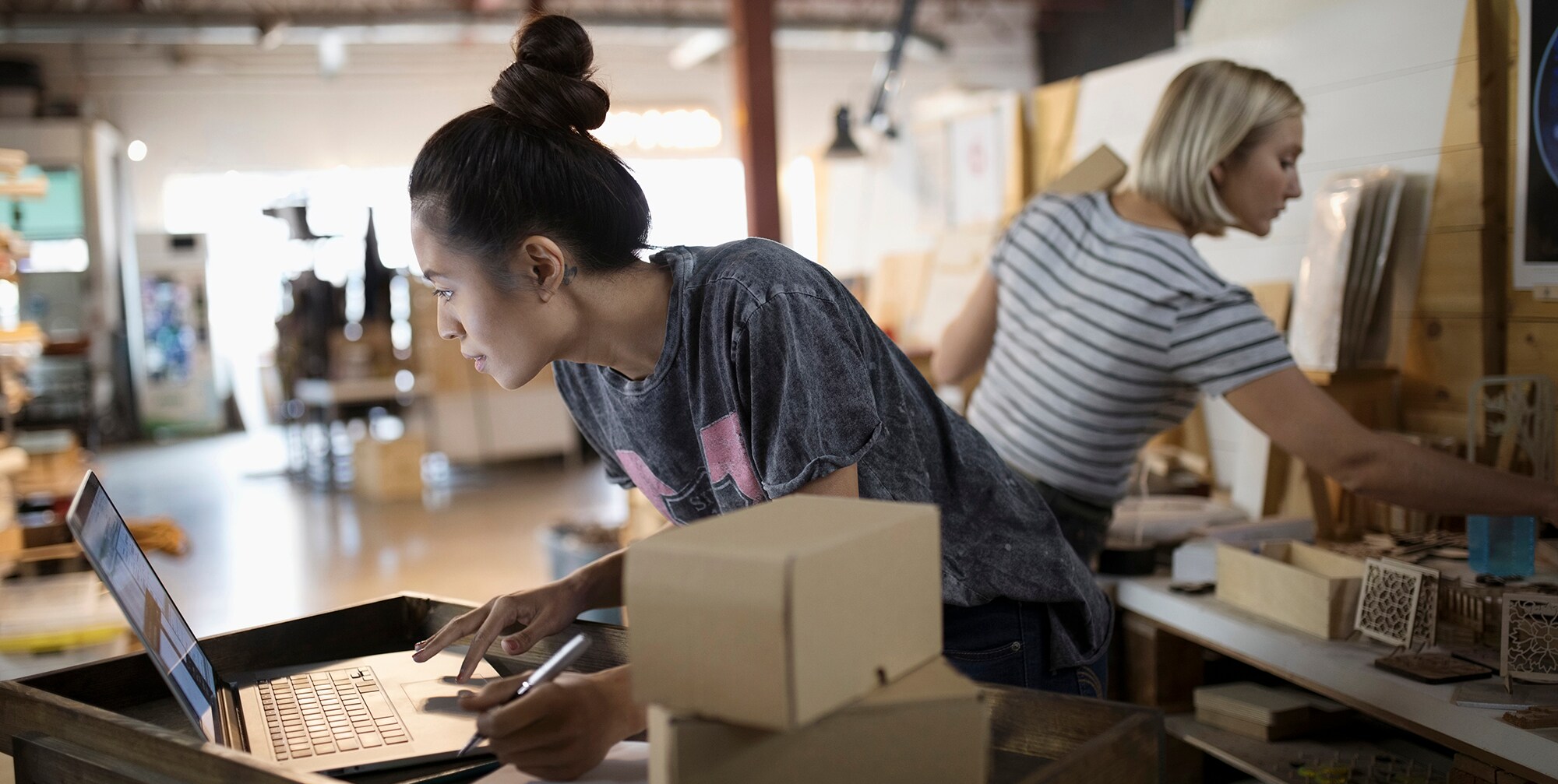 Ladenbesitzerin überprüft die Vollständigkeit einer Warenlieferung.