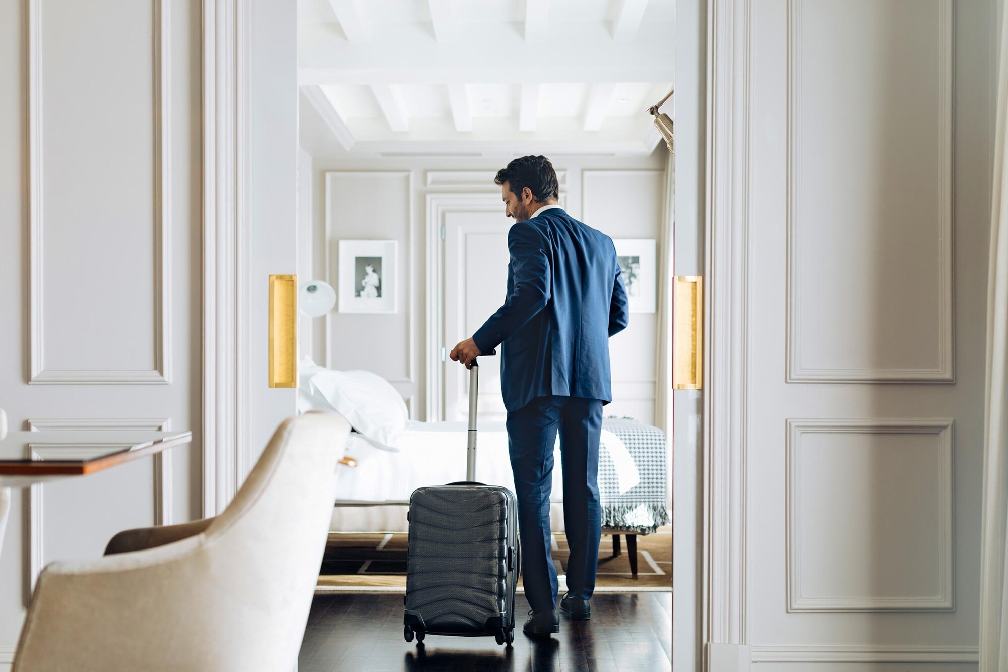 Upgrade für deine Geschäftsreise Ein Geschäftsreisender kommt in seiner Suite an.