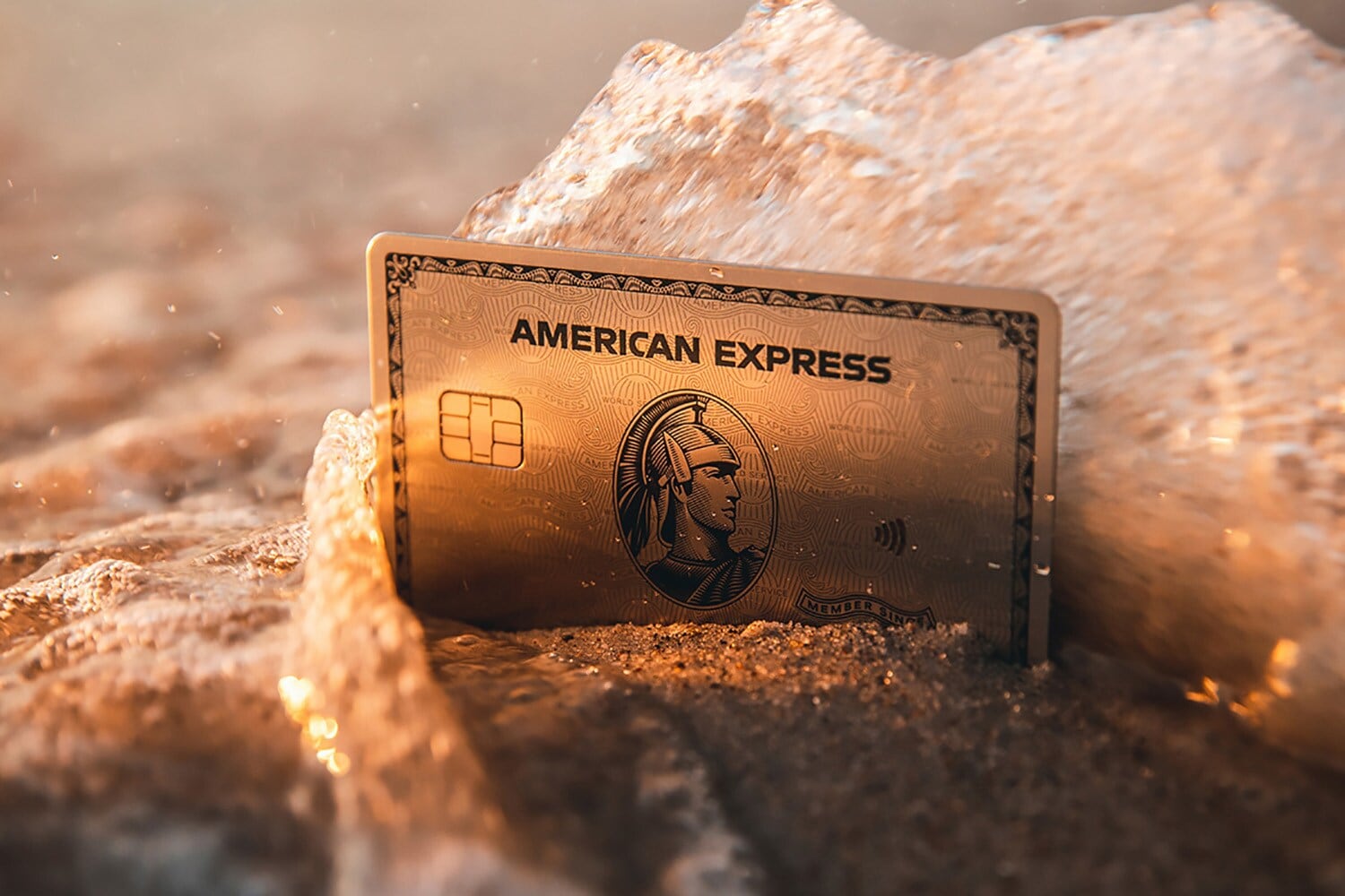 Eine American Express Kreditkarte am Strand Eine American Express Kreditkarte am Strand