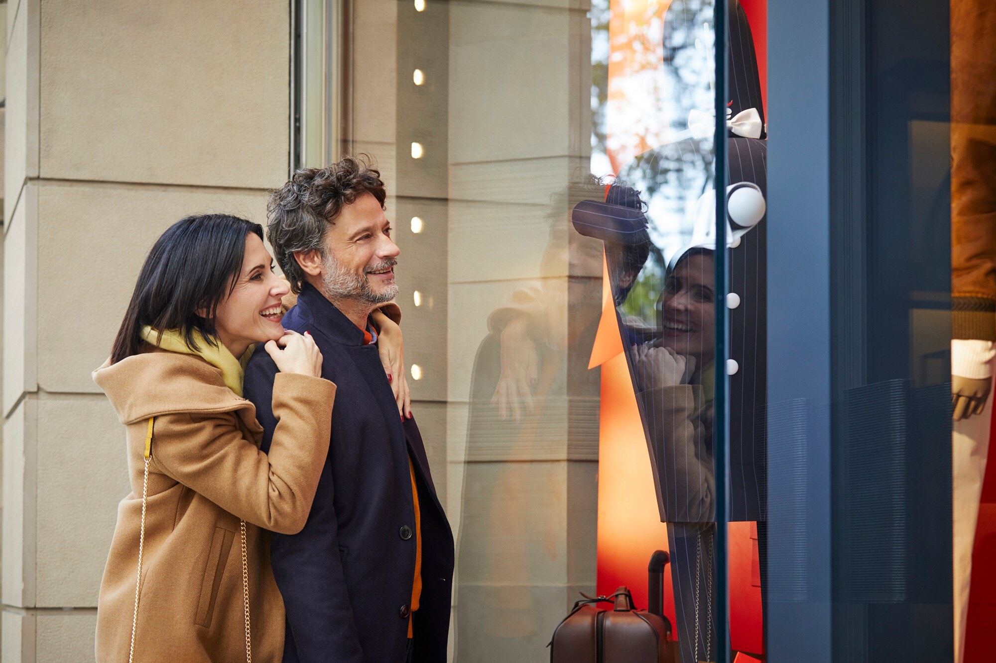 Ein fröhlich aussehendes Paar beim Schaufensterbummel. ss Kreditkarte beantragen Paar beim Shoppen Ein fröhlich aussehendes Paar beim Schaufensterbummel.