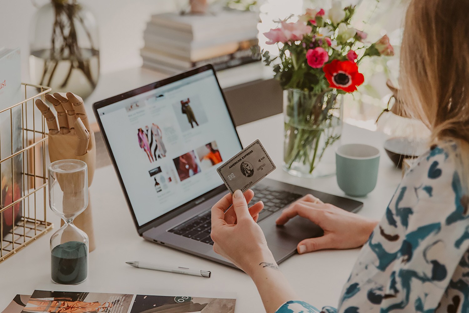 Eine Frau zahlt beim Online-Shopping mit ihrer Kreditkarte