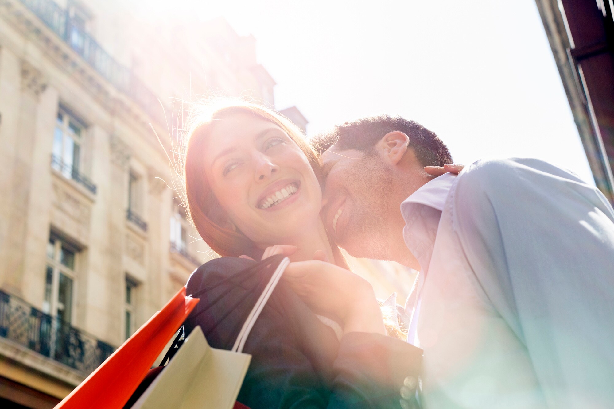 Profitiert weltweit gemeinsam von den vielen Vorteilen der Amex Karten. Ein Paar mit Einkaufstüten in der Hand auf einer Pariser Straße