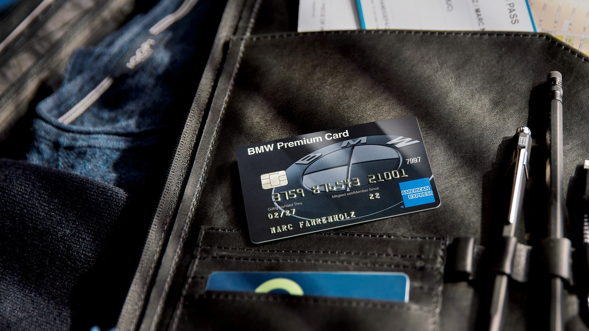 Eine schwarze BMW Premium Kreditkarte von American Express auf einem geöffneten Koffer. Eine schwarze BMW Premium Kreditkarte von American Express auf einem geöffneten Koffer.