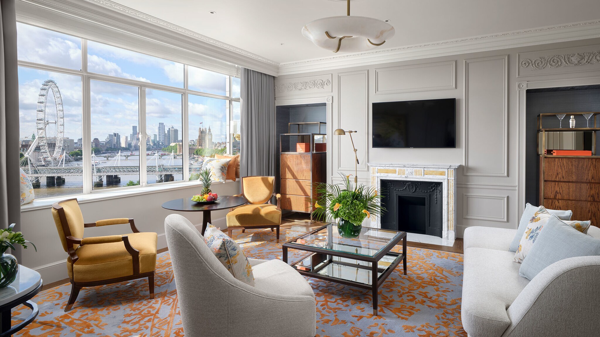 Elegant eingerichtete Suite mit Panoramablick auf die Skyline von London am Fluss.